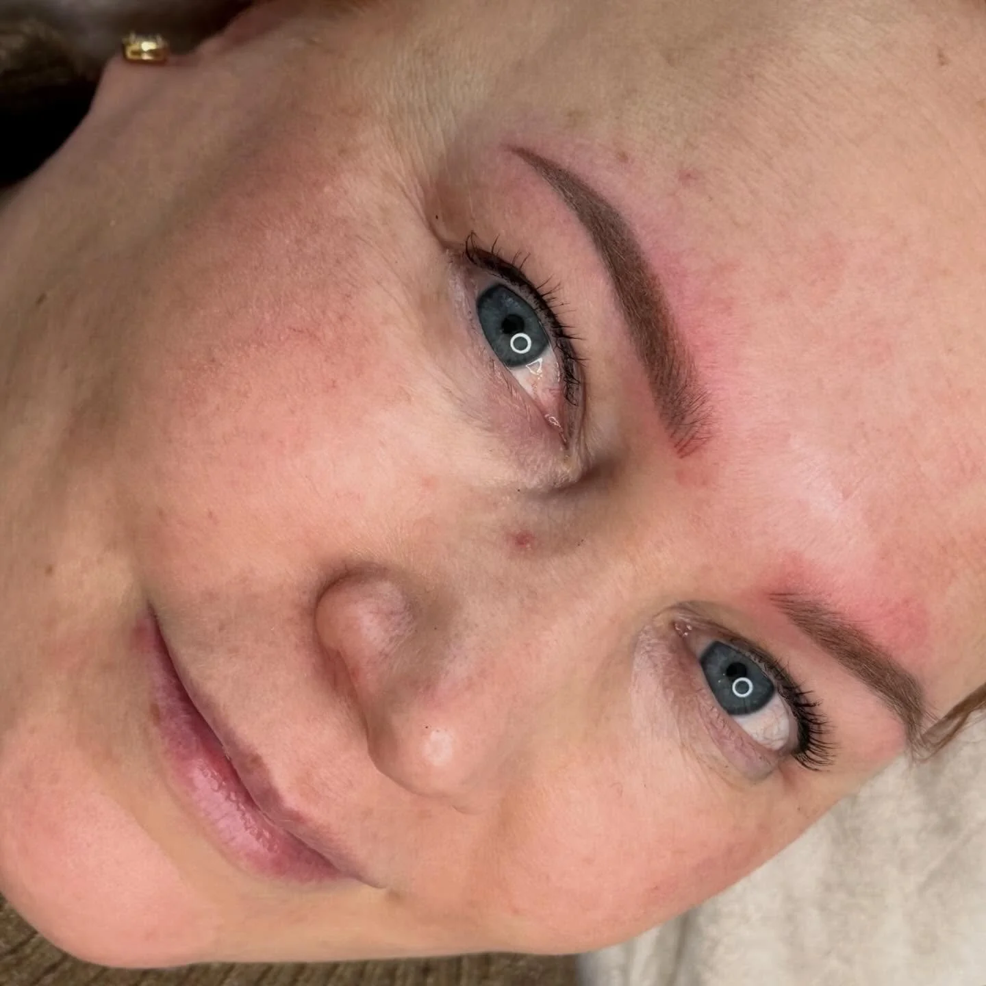 Nanocombot 💕

Pehme&auml;t, viile&auml;n vaaleanruskeat kulmat nanotekniikalla. Oikeanlainen tekniikka ja pigmentin s&auml;vy saa kasvonpiirteet esiin ihan eri tavalla. 😍 
Alla vanha muualla tehty microblading.

Joko sinulla on kev&auml;&auml;lle a