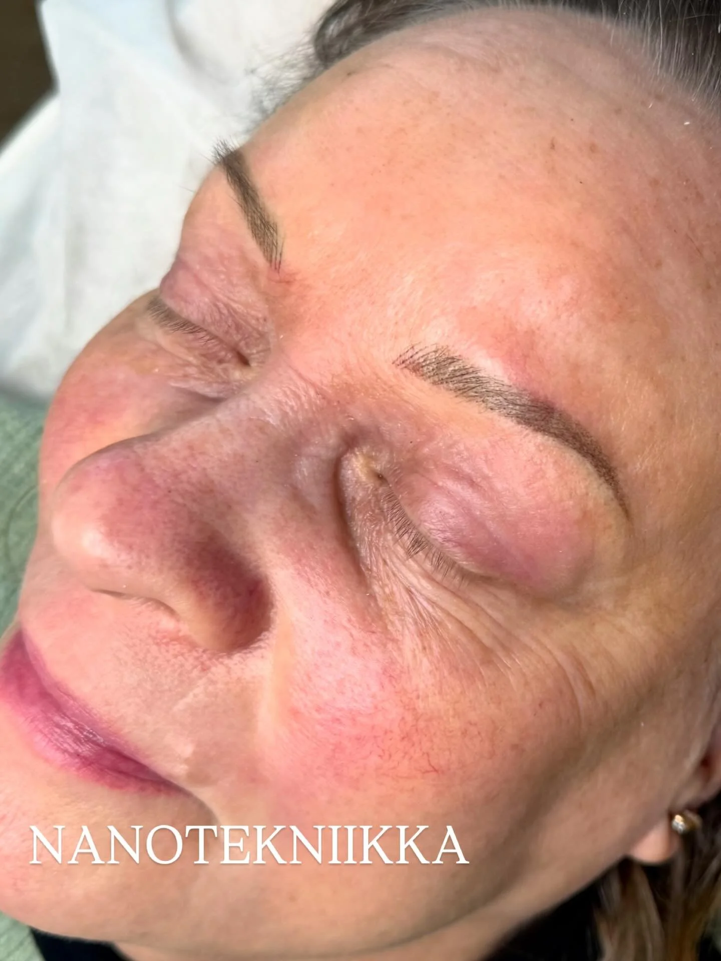Tiesitk&ouml; ett&auml; pigmentointitekniikalla on suuri merkitys, milt&auml; lopputulos tulee n&auml;ytt&auml;m&auml;&auml;n? 🩷 

Jokainen ihotyyppi on erilainen ja yksi ja sama tekniikka ei sovi kaikille. Sinert&auml;v&auml;t, blurraantuneet ja le