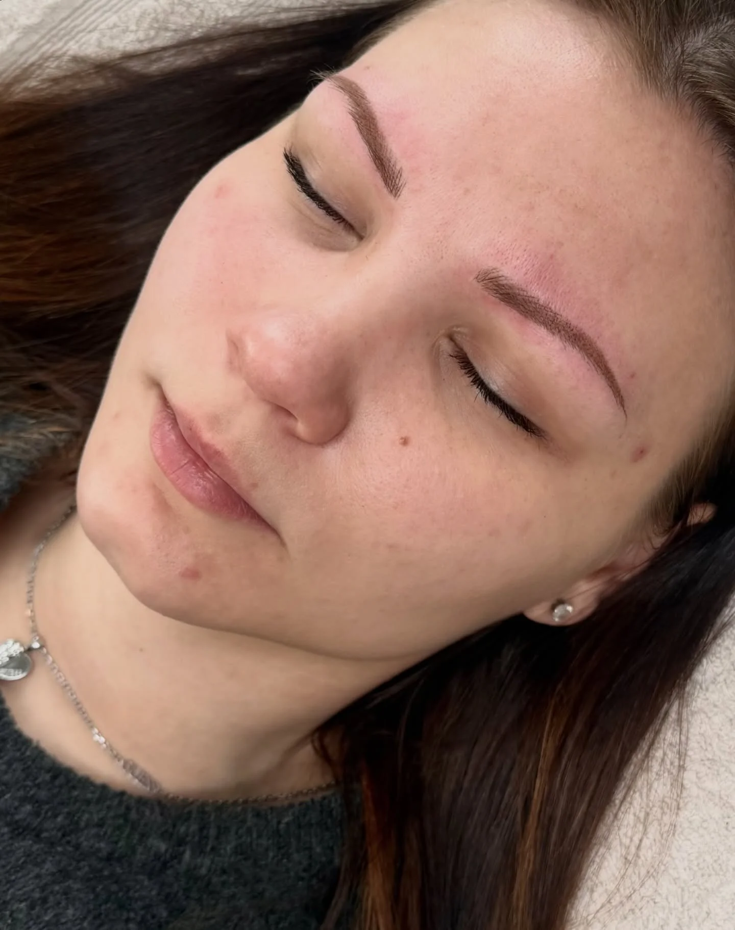 New brows🫰🏽

Kev&auml;&auml;n ajat t&auml;yttyy vauhdilla ja kes&auml;n kalenteria on my&ouml;s avattu. Teen ajottain my&ouml;s iltoja ja viikonloppuja ja n&auml;m&auml; ajat on suosituimpia ja t&auml;yttyy nopeasti, k&auml;y varaamassa omasi ajois
