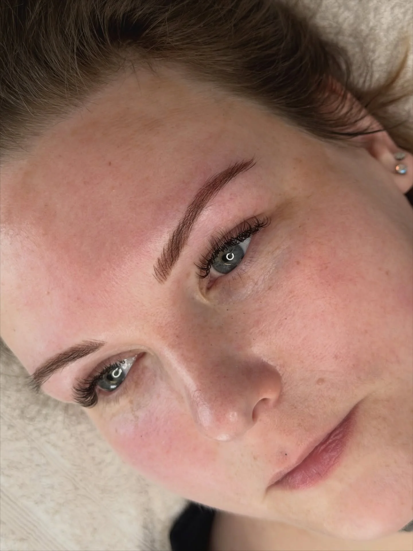Combobrows, nanobrows, hybridi, 3d, fluffybrows, powderbrows, breezybrows jne. N&auml;m&auml; kaikki nimitykset on trendinimi&auml; jo olemassa oleville tekniikoille. 

On olemassa vain kaksi tekniikkaa: manuaalinen tekniikka =microblading &amp; kone