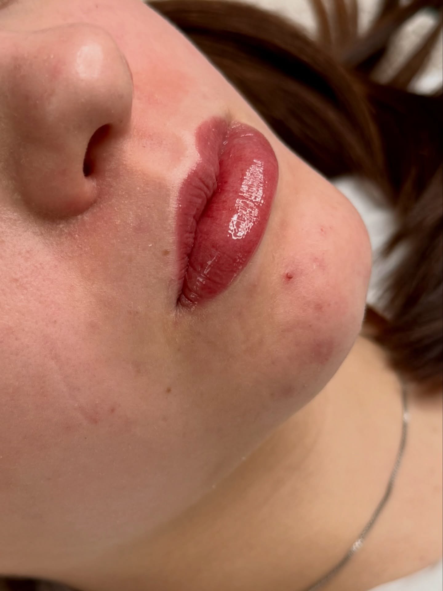 Kiilt&auml;v&auml; vai matta? 💋

Valmis huultenpigmentointi voidaan viimeistell&auml; huulirasvalla, joka tuo huuliin kevyen kiillon. Toki p&auml;&auml;lle voi laittaa my&ouml;s huulikiiltoa, mutta huulet n&auml;ytt&auml;&auml; kauniilta my&ouml;s m