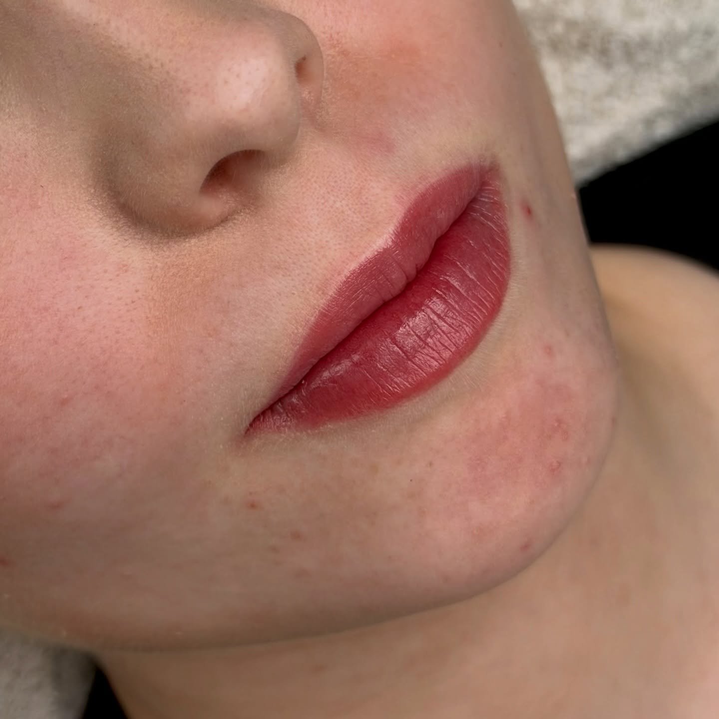 LIPBLUSH🩷

Lipblush tuo huuliin kevyen ja todella luonnollisen s&auml;vyn. Pigmentoimalla saadaan esille huulen rajat, voidaan tasapainottaa symmetriaa ja saadaan el&auml;v&auml;inen, kaunis s&auml;vy huuliin.

Onko huulesi viile&auml;n s&auml;vyise