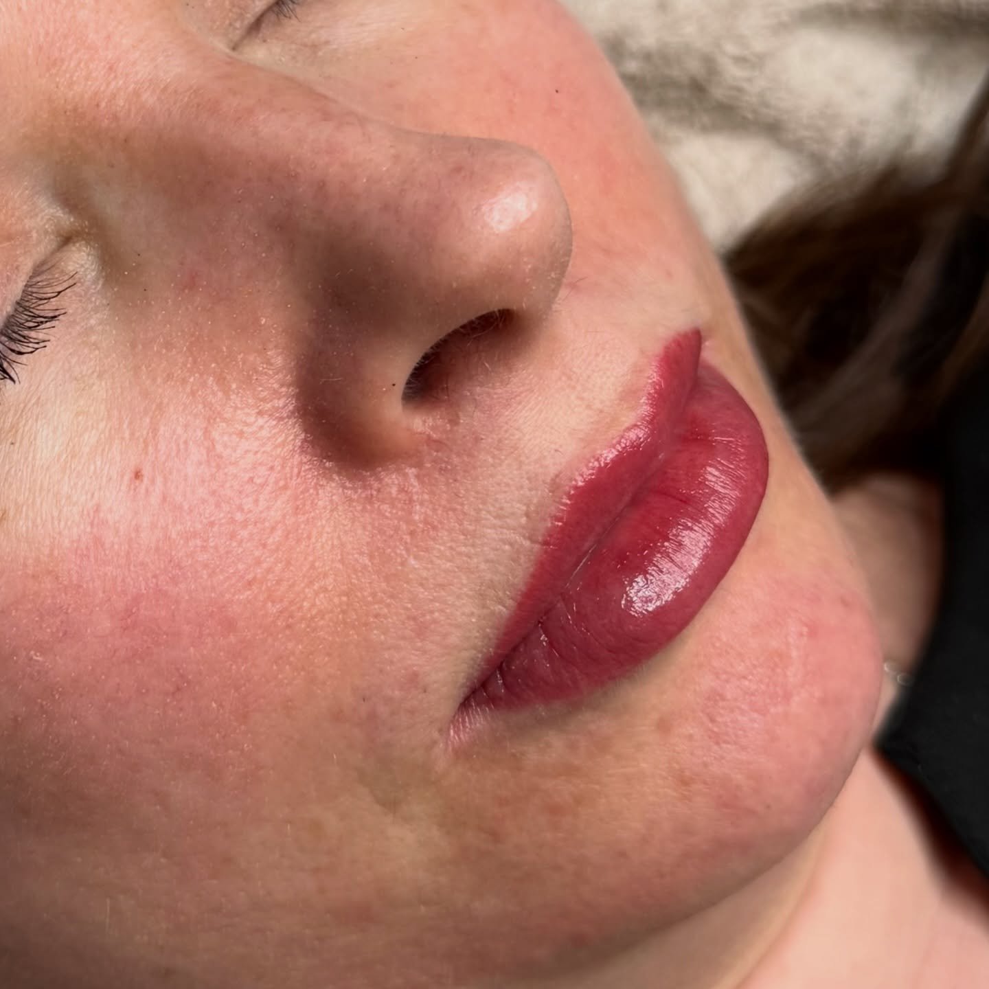 Lipblush kes&auml;ll&auml;? 💋

Kes&auml; on loistavaa aikaa ottaa huulten pigmentoinnit. Alue paranee nopeasti usein 2-3 p&auml;iv&auml;ss&auml;, hoitona rasvaus &amp; puhtaanapito. Huuliin voi k&auml;ytt&auml;&auml; my&ouml;s spf huulirasvaa suojaa