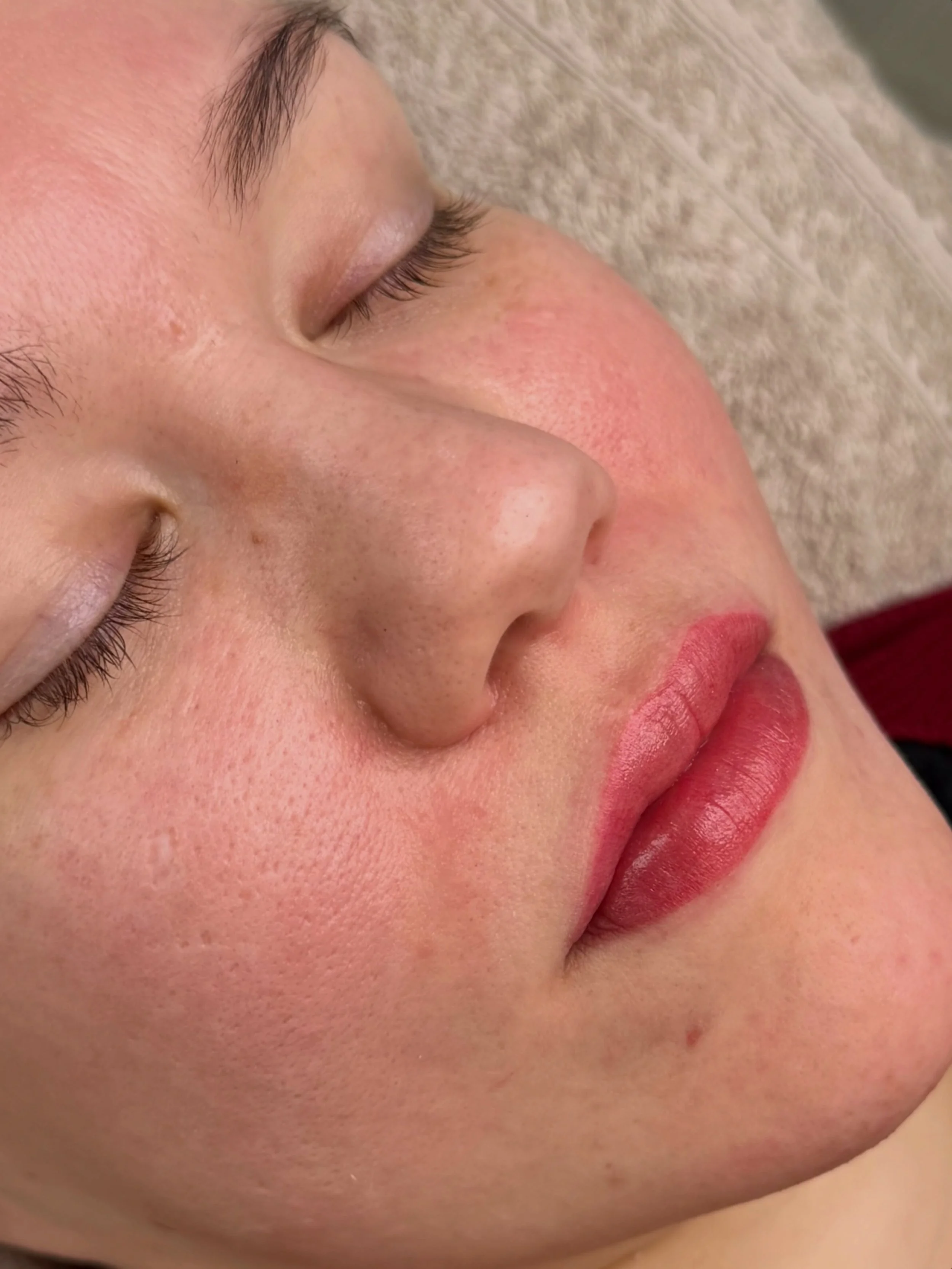 Lipblushilla saatiin kaunis s&auml;vy sek&auml; huulen oma muoto kauniisti esille. Lopputulos on pehme&auml;n luonnollinen.🩷 

Mietitk&ouml; viel&auml; pigmentointia? Haluatko tiet&auml;&auml; palvelusta enemm&auml;n? Varaa aikasi ilmaiseen konsulta