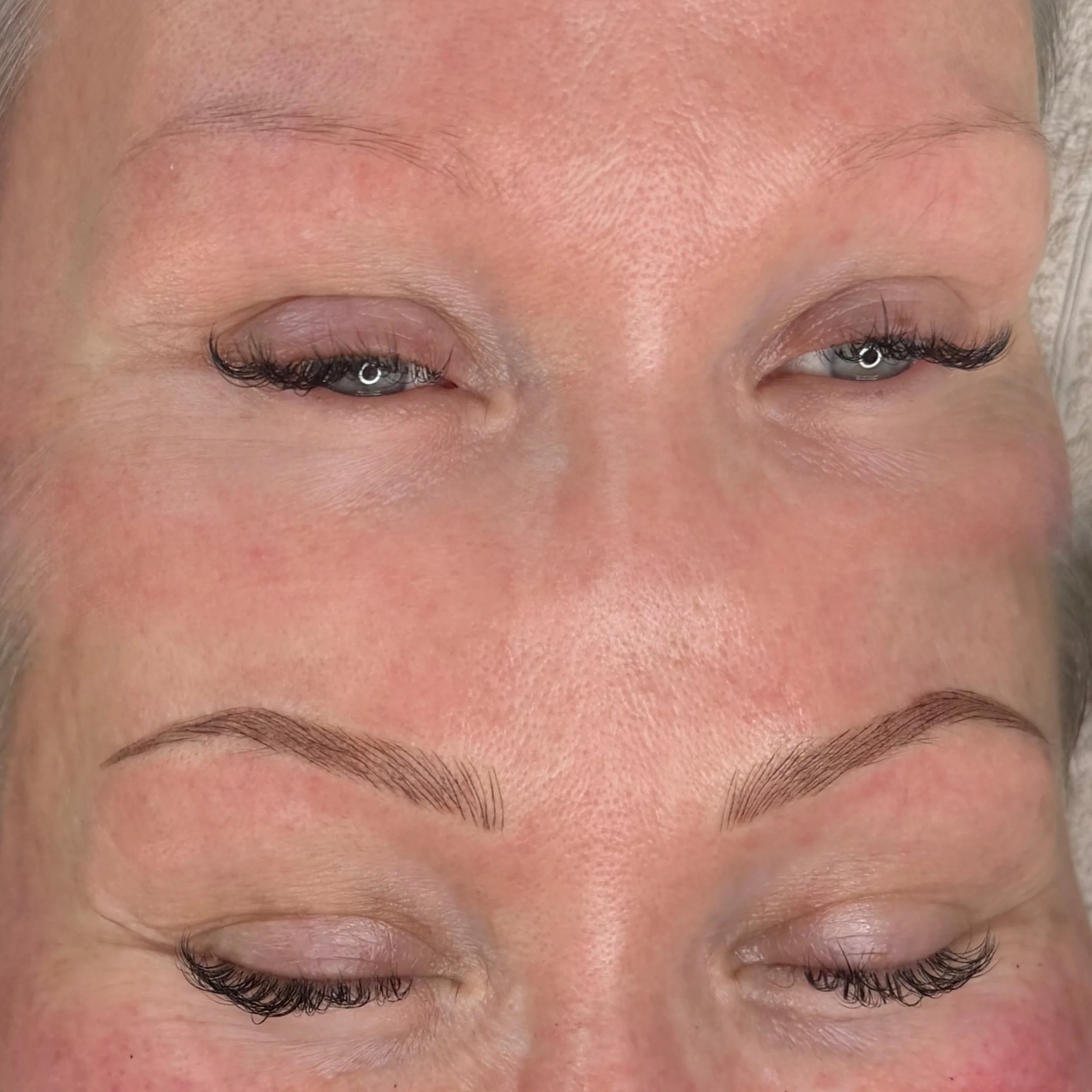 Kulmiin tuotiin omaa kaunista muotoa esiin ja s&auml;vyn&auml; kaunis vaaleanruskea.🤎 

Varaa oma aikasi🍂
www.booksalon.fi/browsjenna
www.jennakempas.fi

#joensuu#pigmentoinnit#microblading#kulmat#kestopigmentointi