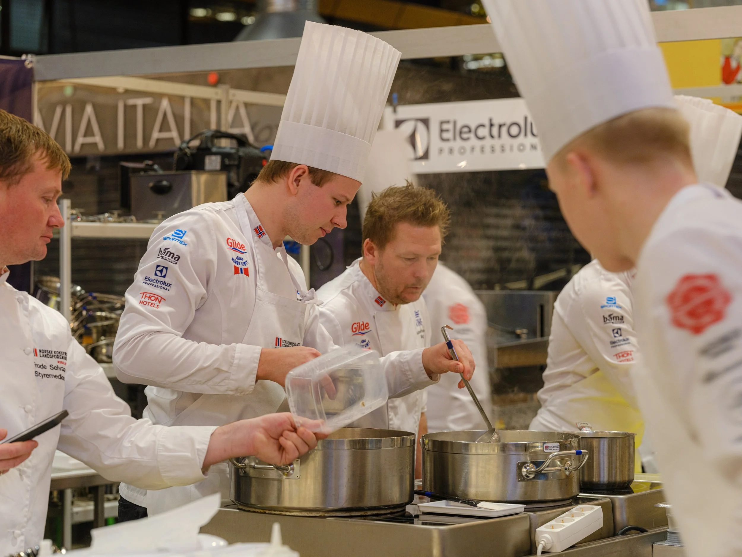 Kokker som lager mat på en profesjonell kjøkken.