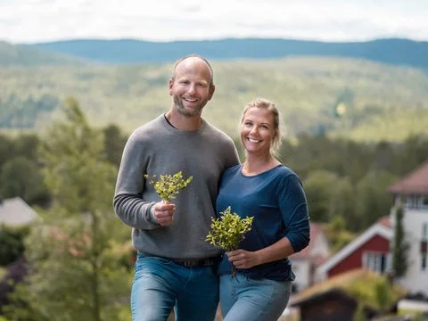 Jordnært - Røyland lager syltetøy og geléer basert på villplukkede blåbær, tyttebær og krekling. Salg via Meny og Røylands nettbutikk. Åpen sommerkafé & utleie