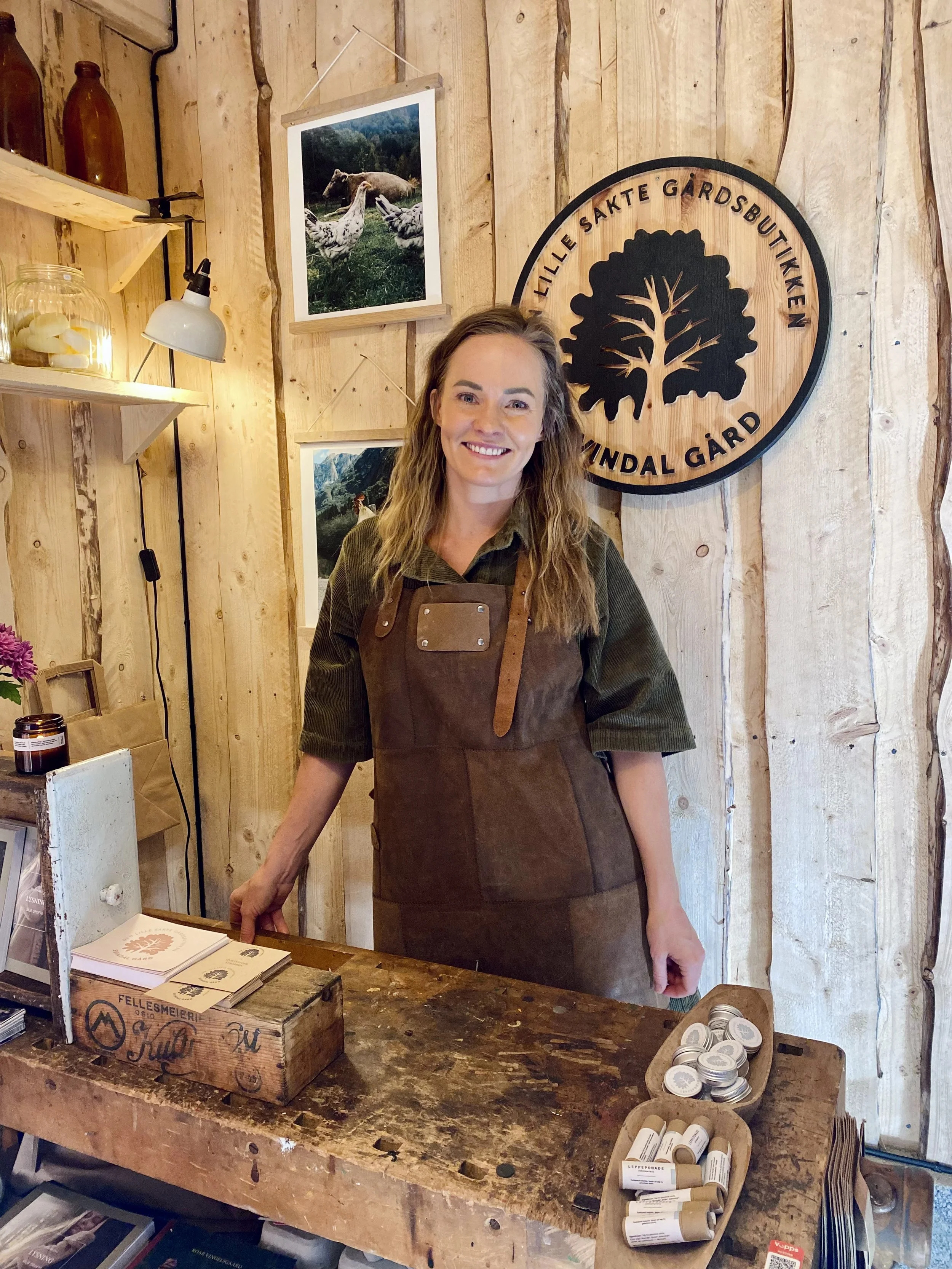 Jordnært - Svindal gård har økologisk villsau, gressforet storfe og egg fra beitehøns Sesongbasert direktesalg og nettbutikk med talgbasert hudpleie og lys.