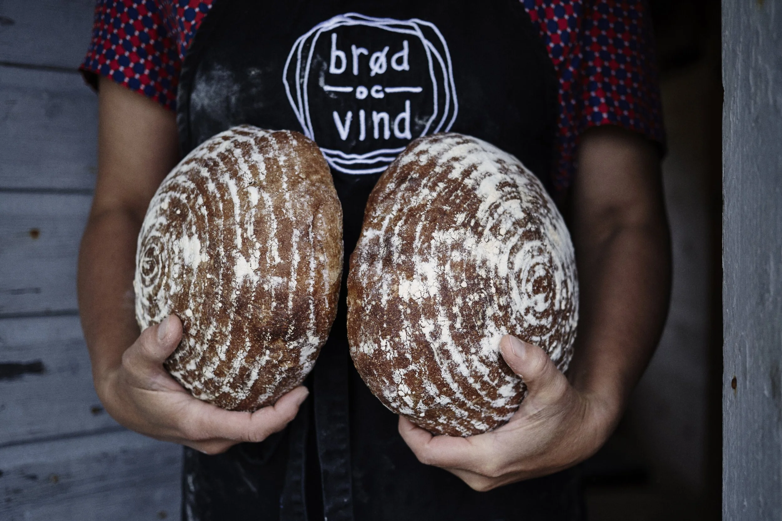 Jordnært - Sommeråpent bakeri. Her bakes brød, boller, horn og rundstykker av økologisk mel og frø og økologisk melk. Kriveligheten er tilhørende spisested.