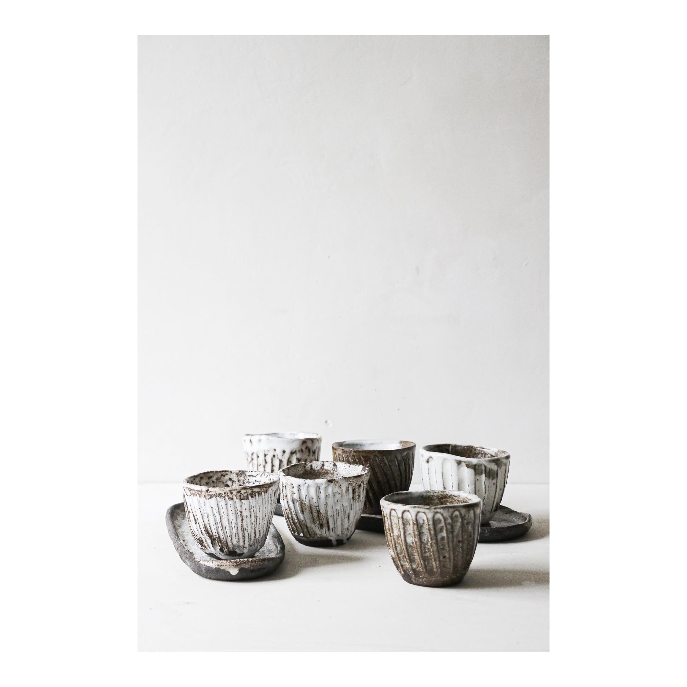 Chaque duo de tasse est unique, marqu&eacute; par l&rsquo;&eacute;l&eacute;gance primitive de la terre noire et de l&rsquo;&eacute;mail blanc magn&eacute;sien.
-
Each cup duo is unique, marked by the primitive elegance of black earth and white magnes