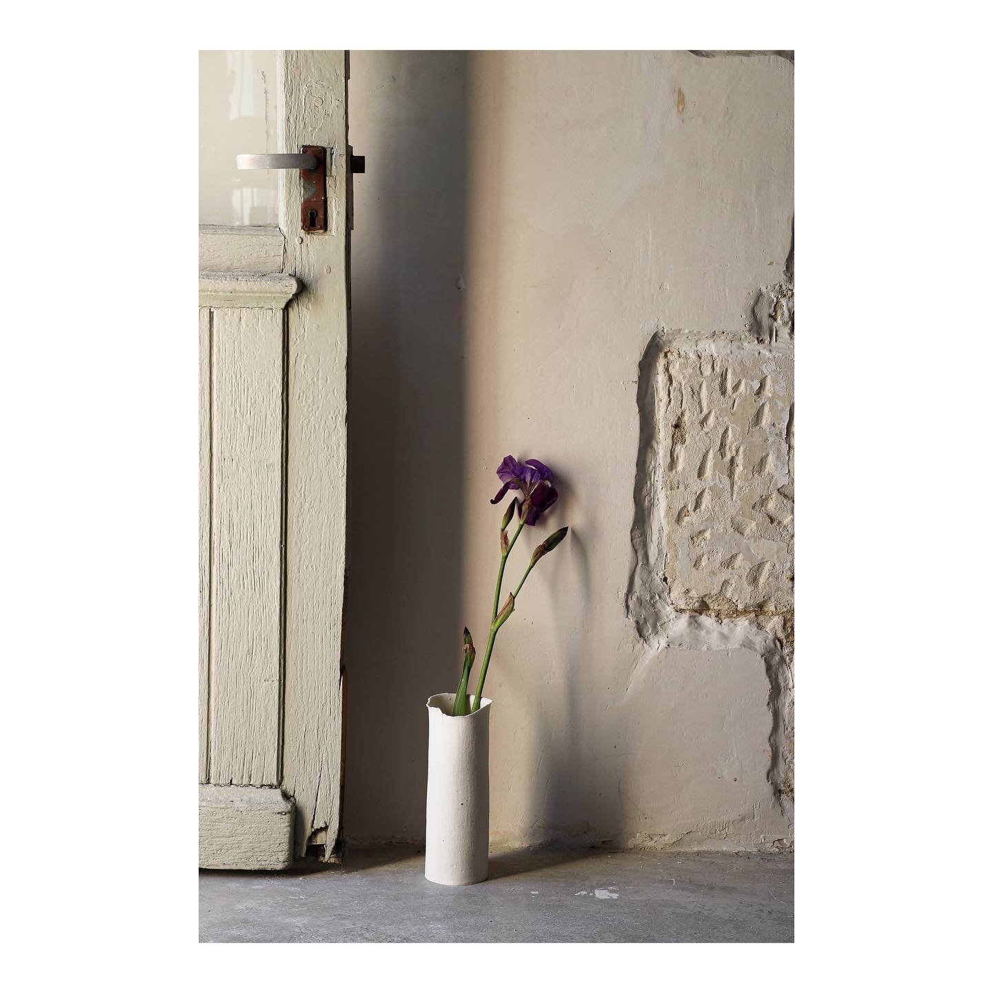 Ouvrir la porte de l&rsquo;atelier et profiter de l&rsquo;air printanier. 
-
Open the workshop door and enjoy the spring air.

#epure#ceramique#artisans#humancraft#workshop#tiles#spring#flowers#linencollection#porcelaine#white#artworks#handmade#savoi