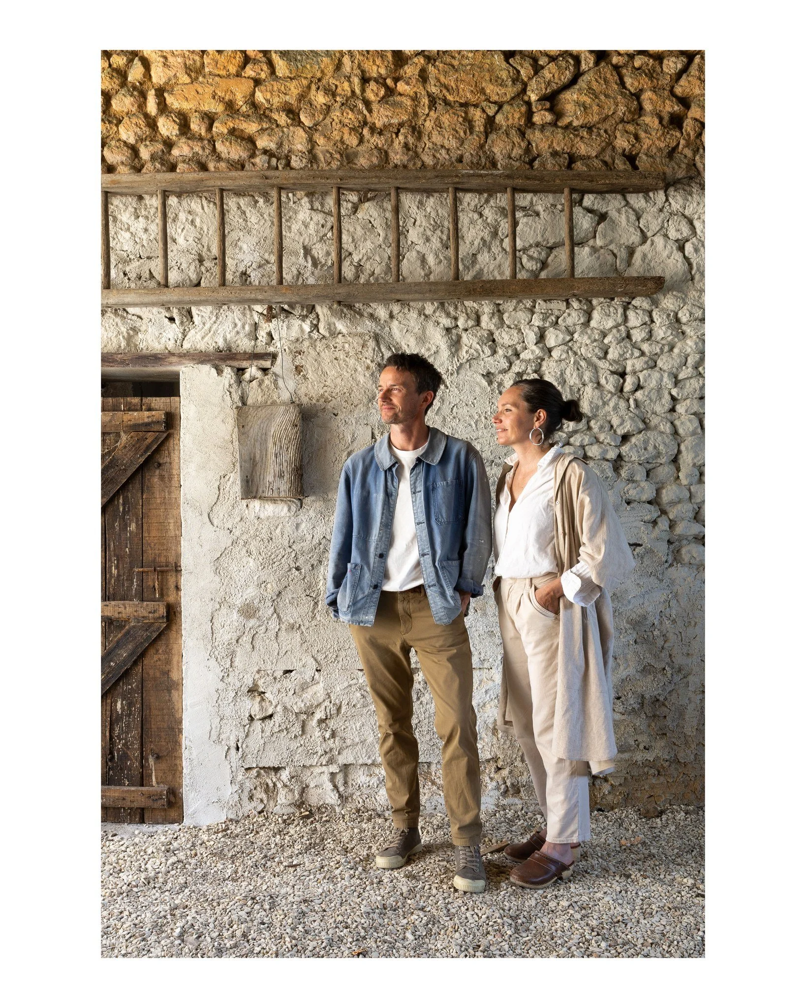Couple, famille, cr&eacute;atifs, nous avons choisi la Haute-Saintonge pour installer notre lieu de vie et notre atelier de cr&eacute;ation dans lequel nous imaginons et fa&ccedil;onnons des pi&egrave;ces artisanales depuis 2011. 
21 ans de vie parta