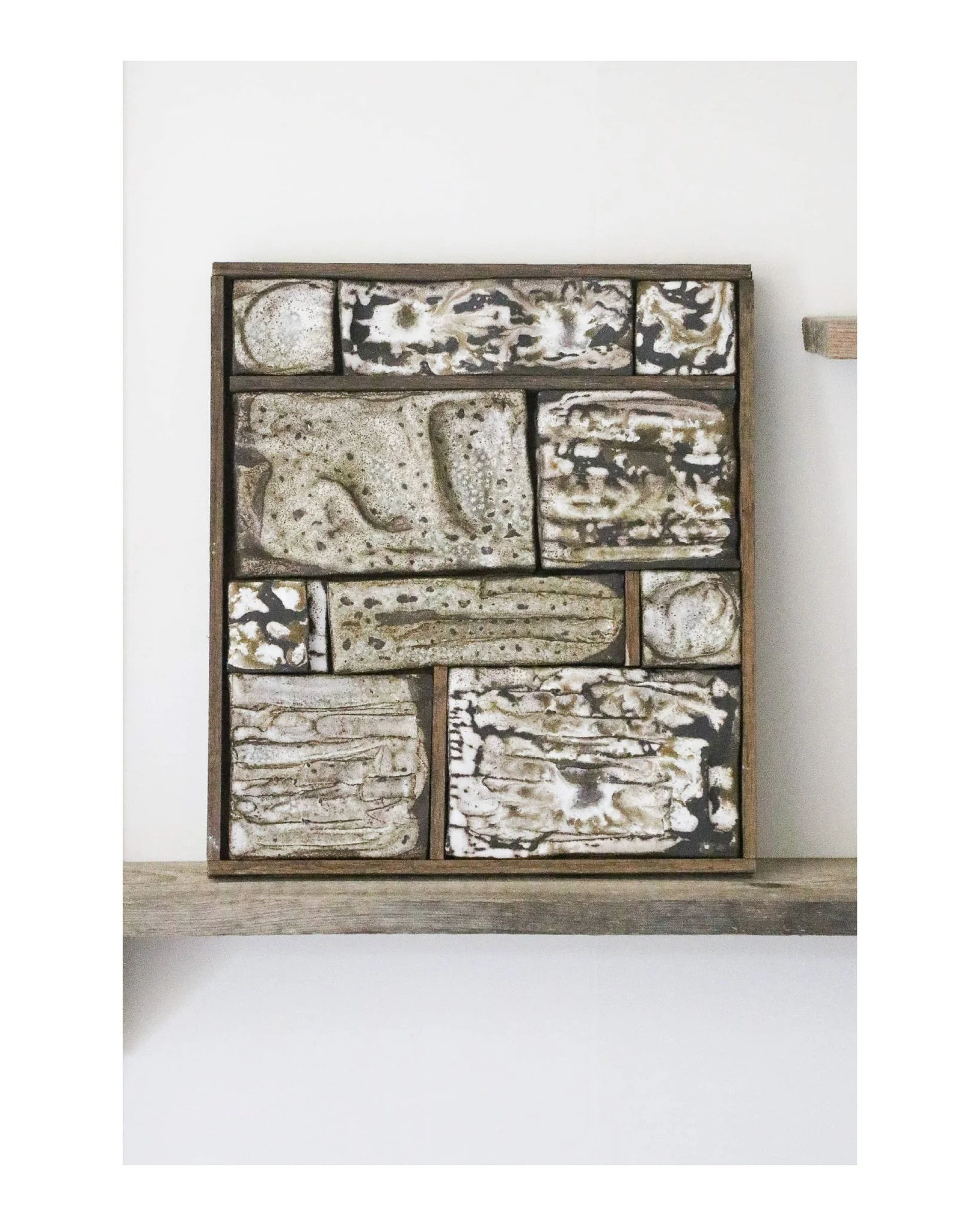 Comme l'eau, la terre et le feu, le bois s&rsquo;invite dans l&rsquo;atelier de temps en temps pour cr&eacute;er des pi&egrave;ces uniques. 
-
Like water, earth, and fire, wood is occasionally used in the workshop to create unique pieces. 

white, ha