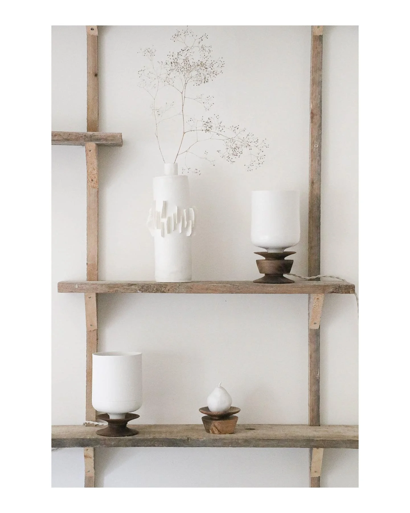 Une &eacute;tag&egrave;re, une infinit&eacute; de possibilit&eacute;s. 
-
One shelf, endless possibilities

white, handmade, decoration, poetry, ceramic, craftmen