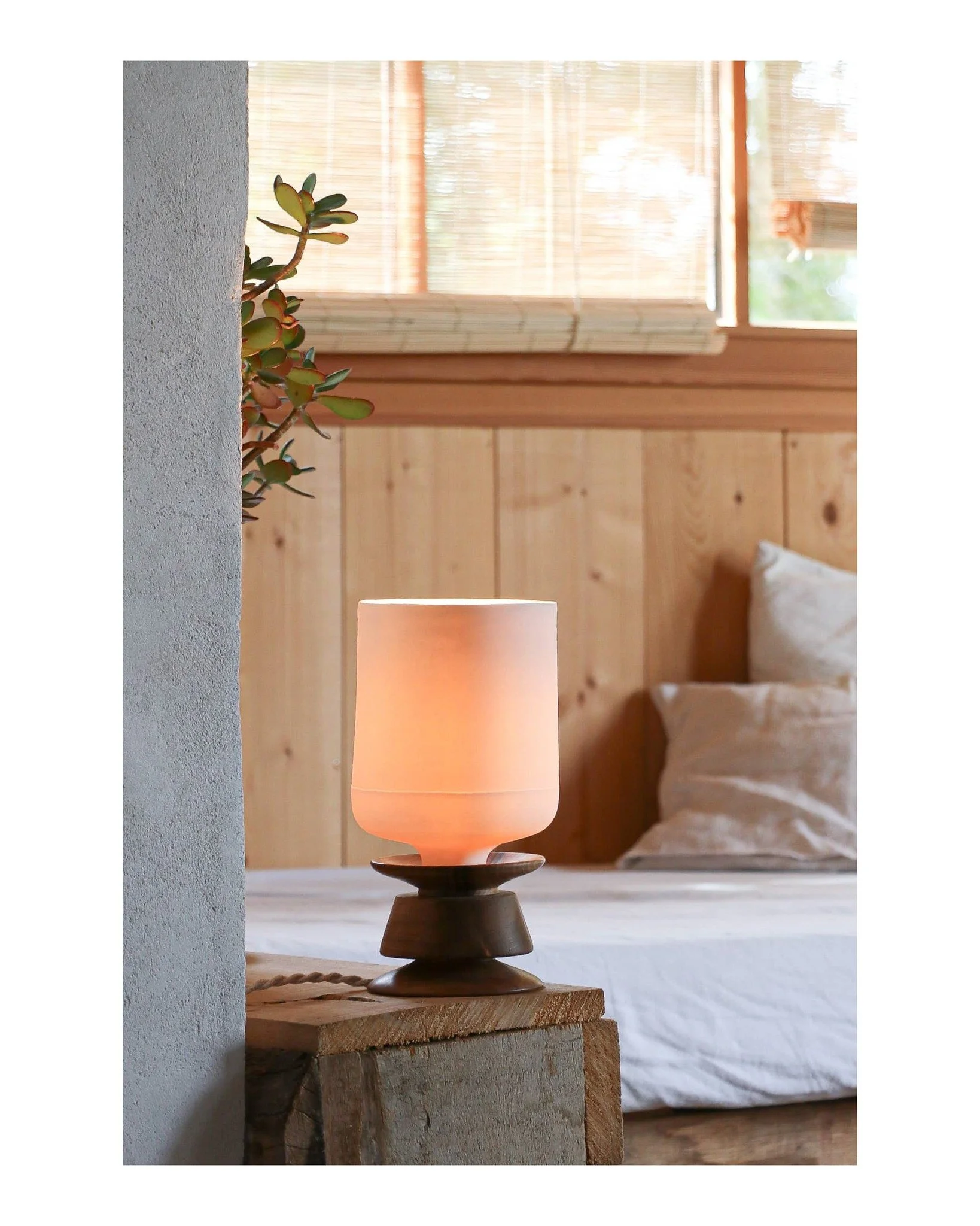 Lumi&egrave;re sur Iki qui habille parfaitement notre salon... Une pi&egrave;ce vivante qui cr&eacute;e une ambiance unique, douce et chaleureuse. 
-
Spotlight on Iki, which perfectly complements our living room... A vibrant piece that creates a uniq