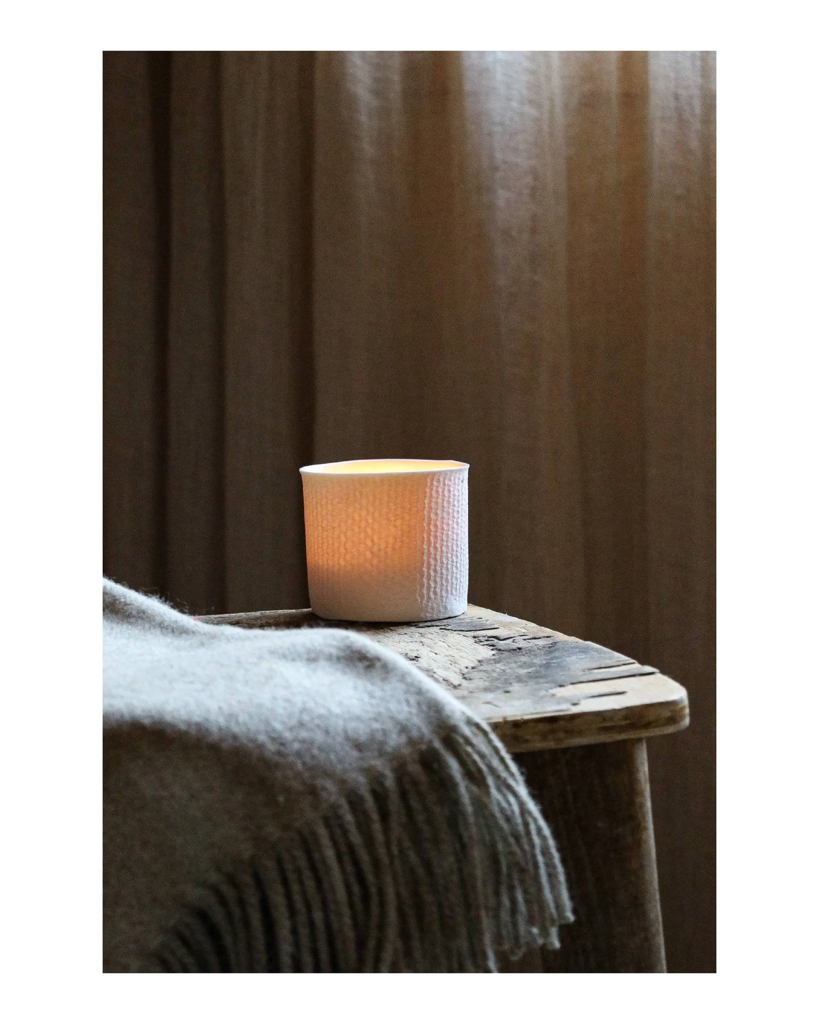Sugg&eacute;rer l&rsquo;atmosph&egrave;re de notre atelier l&rsquo;hiver, le poudr&eacute; de notre porcelaine, la chaleur des fours, le bois qui nous entoure...
-
Suggesting the atmosphere of our workshop in winter, the powderiness of our porcelain,