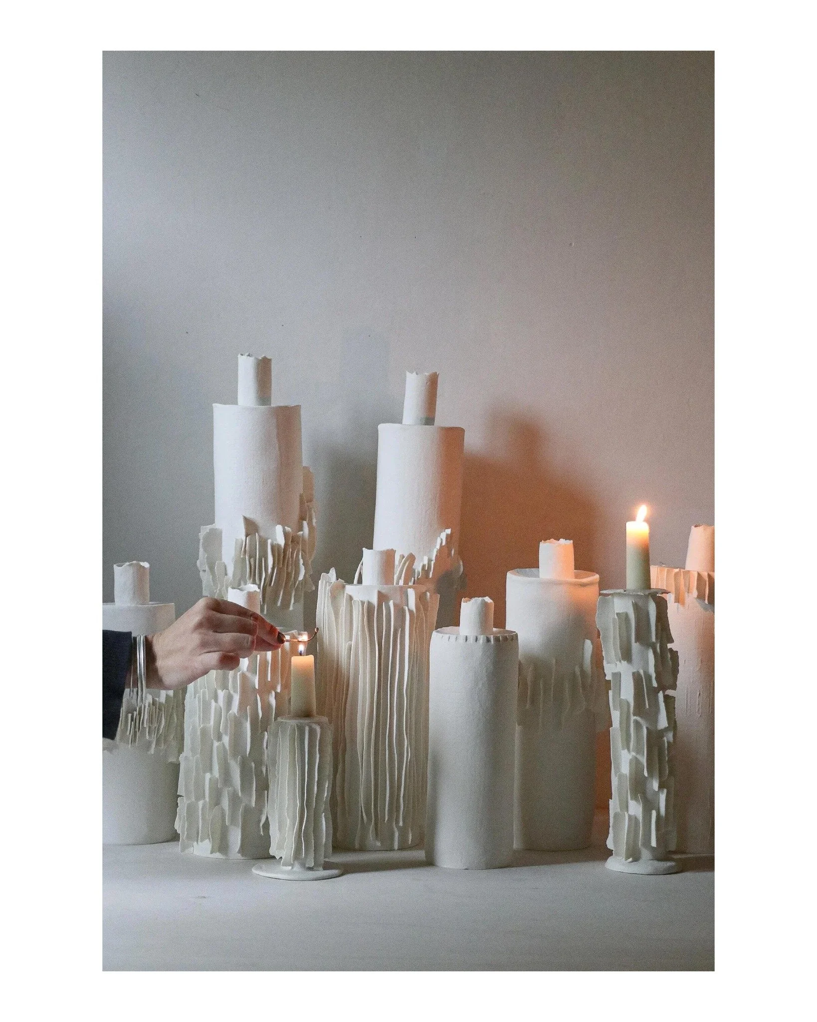 S&rsquo;inspirer de la beaut&eacute; des falaises pour cr&eacute;er des pi&egrave;ces uniques qui dessinent un int&eacute;rieur vivant, sauvage et d&eacute;licat.
-
Draw inspiration from the beauty of cliffs to create unique pieces that bring a livel