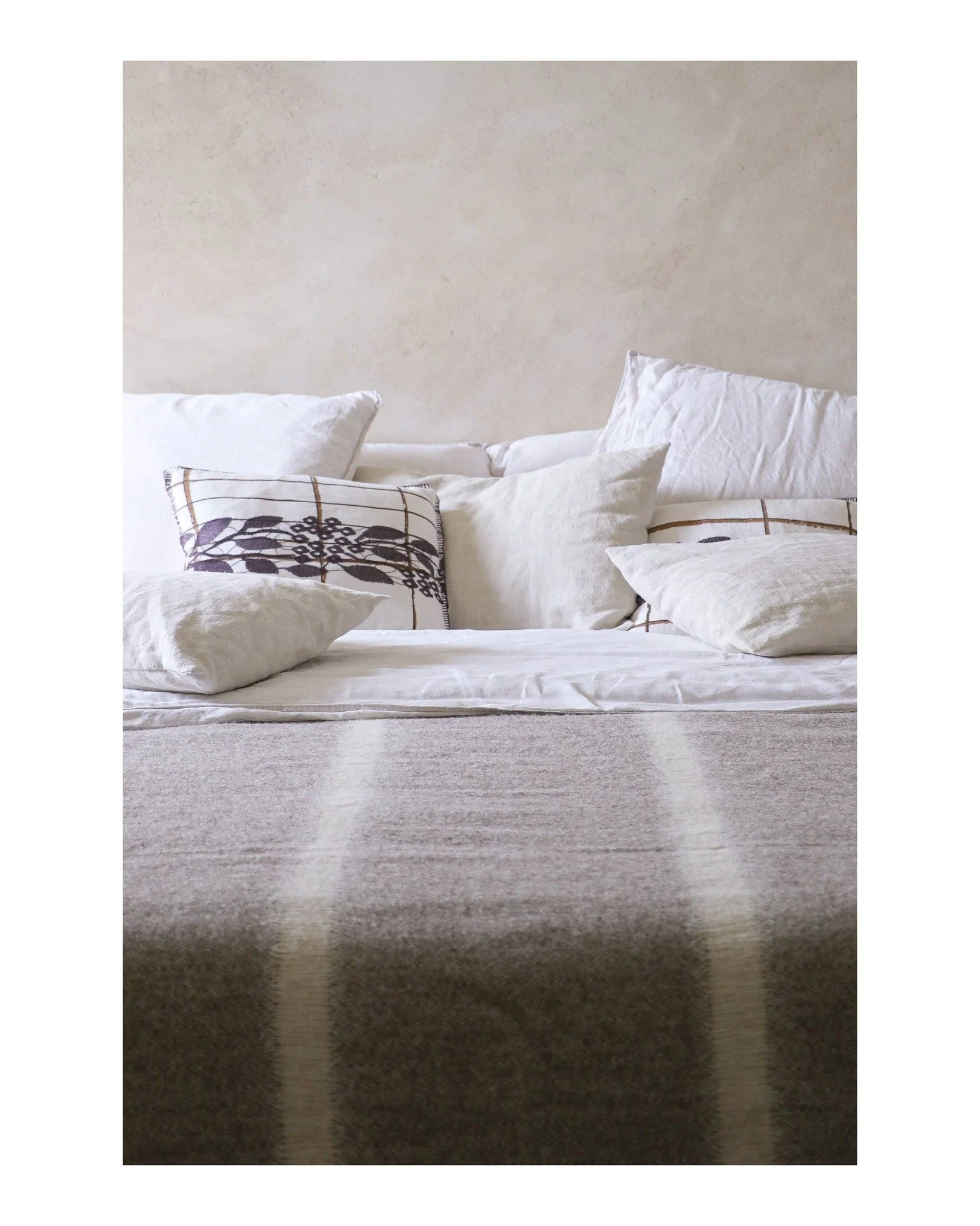 Profiter des temp&eacute;ratures qui d&eacute;cendent pour s&rsquo;envelopper dans notre plaid chaud en laine. Pure, vierge, non trait&eacute;e et non teint&eacute;e, une mati&egrave;re unique et authentique, issue d&rsquo;une tradition pastorale et 