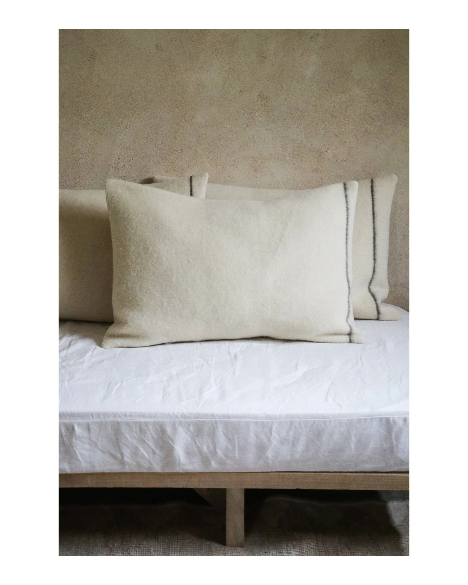 L&rsquo;envie de transformer vos int&eacute;rieurs en havre de paix, la rencontre avec un savoir-faire, la d&eacute;couverte d&rsquo;une mati&egrave;re brute et naturelle... Notre coussin Horizon est n&eacute;. Une pi&egrave;ce enti&egrave;rement r&e