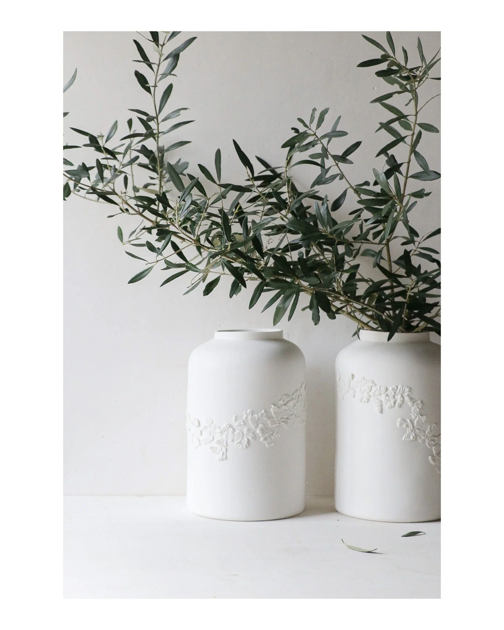 Fragments en mouvement, inspiration v&eacute;g&eacute;tale.... Une collection de vases vivants.
-
Fragments in motion, botanical inspiration... A collection of living vases.

white, handmade, decoration, poetry, ceramic, craftmen