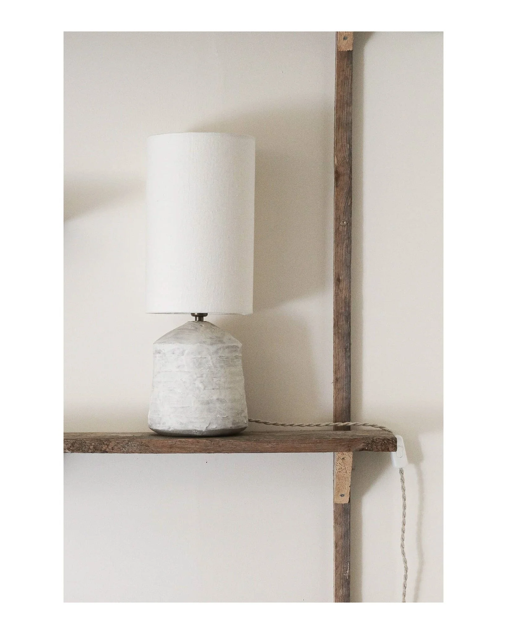 Nouvelle lampe Signature sur l&rsquo;&eacute;tag&egrave;re du Nid... Un m&eacute;lange de textures et de savoir-faires de la r&eacute;gion pour une pi&egrave;ce unique. 
-
New Signature lamp on the shelf at Le Nid... A blend of textures and regional 