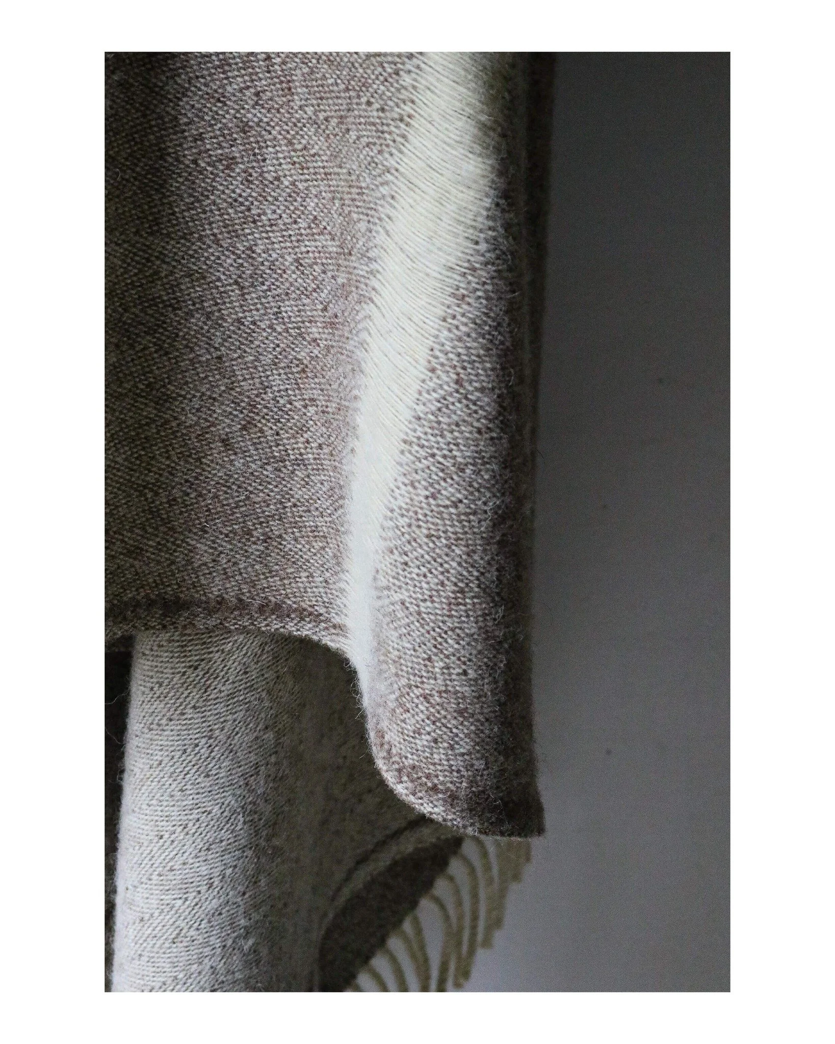 Comme une envie de passer une soir&eacute;e envelopp&eacute;e dans notre plaid Brume au coin du feu... 
-
Like the desire to spend an evening wrapped up in our Brume blanket by the fire... 

white, handmade, decoration, poetry, ceramic, craftmen