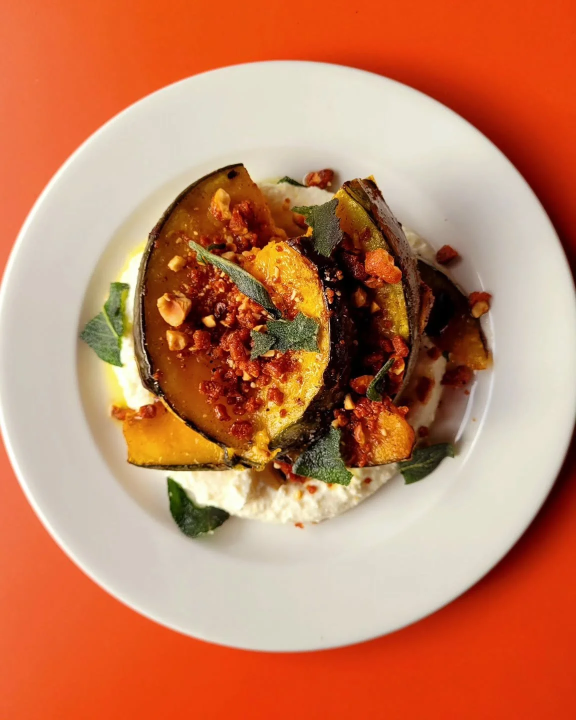 🎃It's Halloween, so it's only right we give you a pumpkin special, isn't it?🎃
Tonight we've got for you, roasted pumpkin, homemade requesón, crispy sage, and toasted hazelnuts.
Kitchen open until 22:30