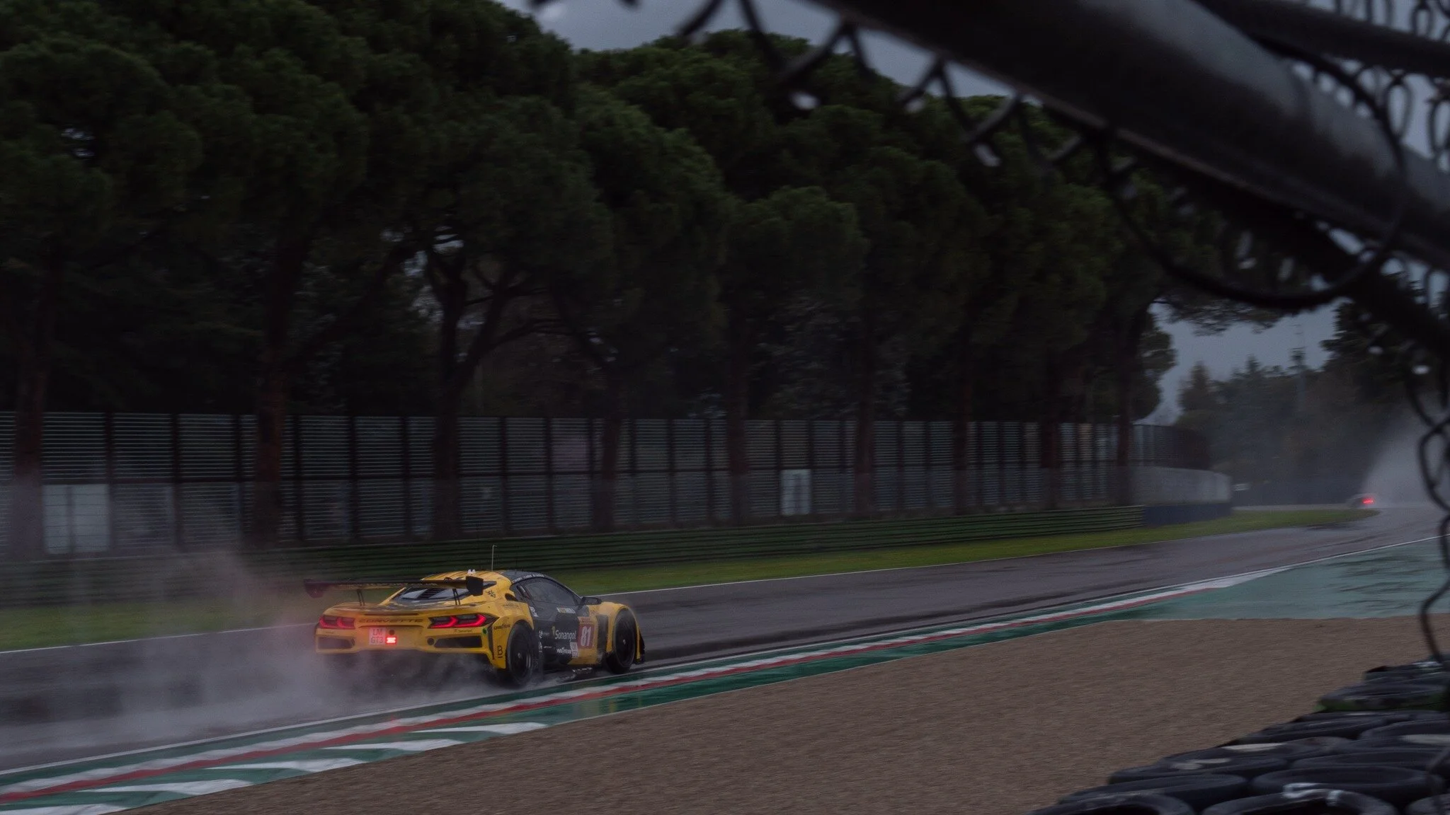 Qualche scatto dalla nostra ultima uscita a Imola dove abbiamo trovato un pista piena di auto e leggende del motorsport!

#imola #wec #porsche #motorsport #corvette #penske #Jota #racetrack #socialmedia #motorsport #kodawarimediaagency #Fotografia #e