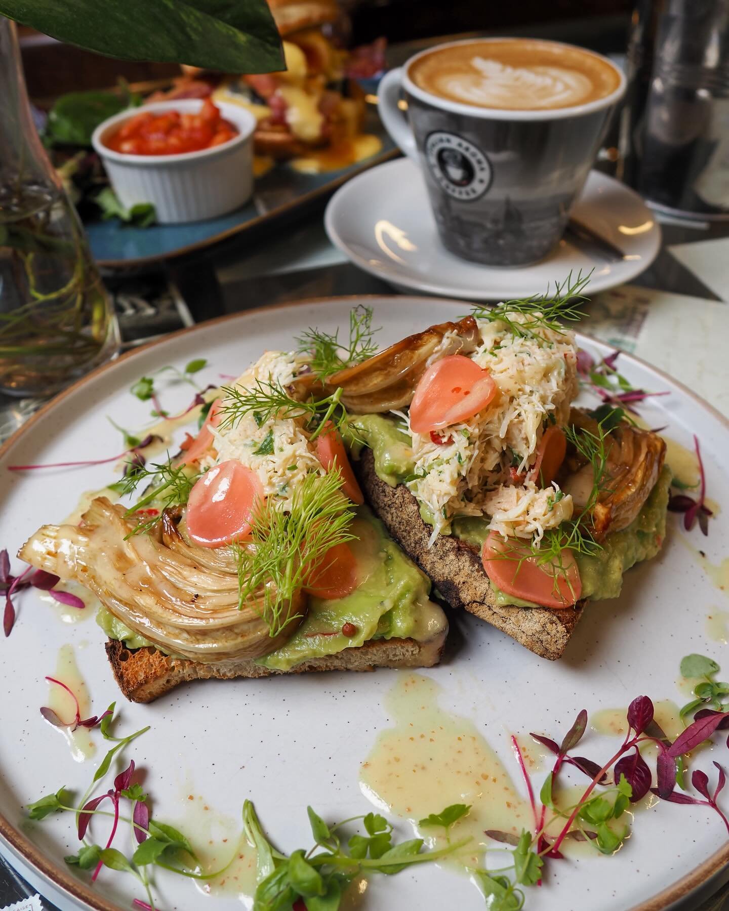 Good morning Garnethill 🌞✨ we&rsquo;ve got something a lil different on the specials this weekend (a special without eggs, can you believe it?!)

Home-made sourdough topped with avocado &amp; chilli smash, chilli, lime and coriander dressed crab, ca