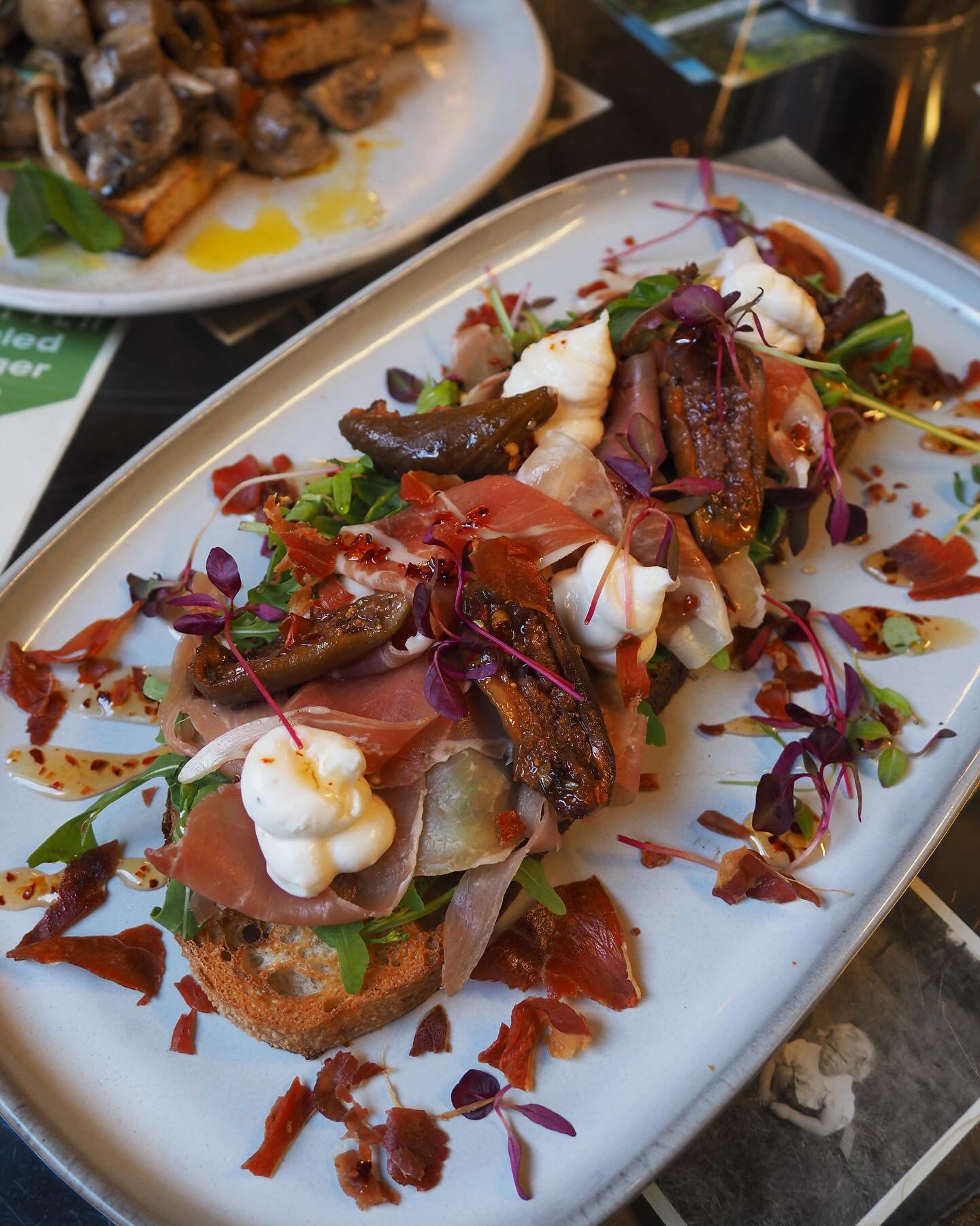 🌶️ HOT HONEY FIG TOAST 🍯

Parma ham, rocket, goats cheese and roasted figs on homemade sourdough with a generous drizzle of hot honey. On the special board today - and all weekend!