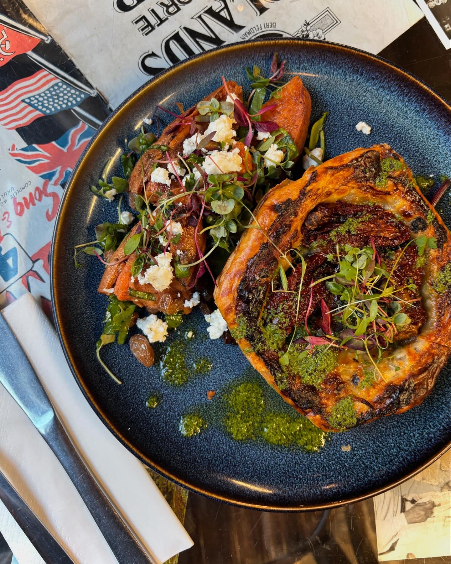Sunday specials making the trek up that hill more than worth it 😮&zwj;💨 (it&rsquo;s the cheese pull for us)

🍅 Sundried tomato, black pudding and mozzarella galette 
🥃 Hot Toddy Tea 
🍐 Stem ginger loaf with dulce de leche, mascarpone and poached