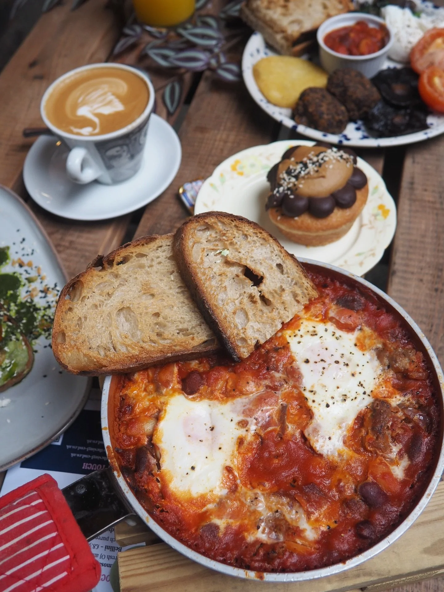 It’s our 10th anniversary in Garnethill this year which means TEN whole years of The Baked Eggs (can you believe they’ve been on the menu since day one?! π³)
And yet somehow, some of ya haven’t even tried it yet. Well, no time like