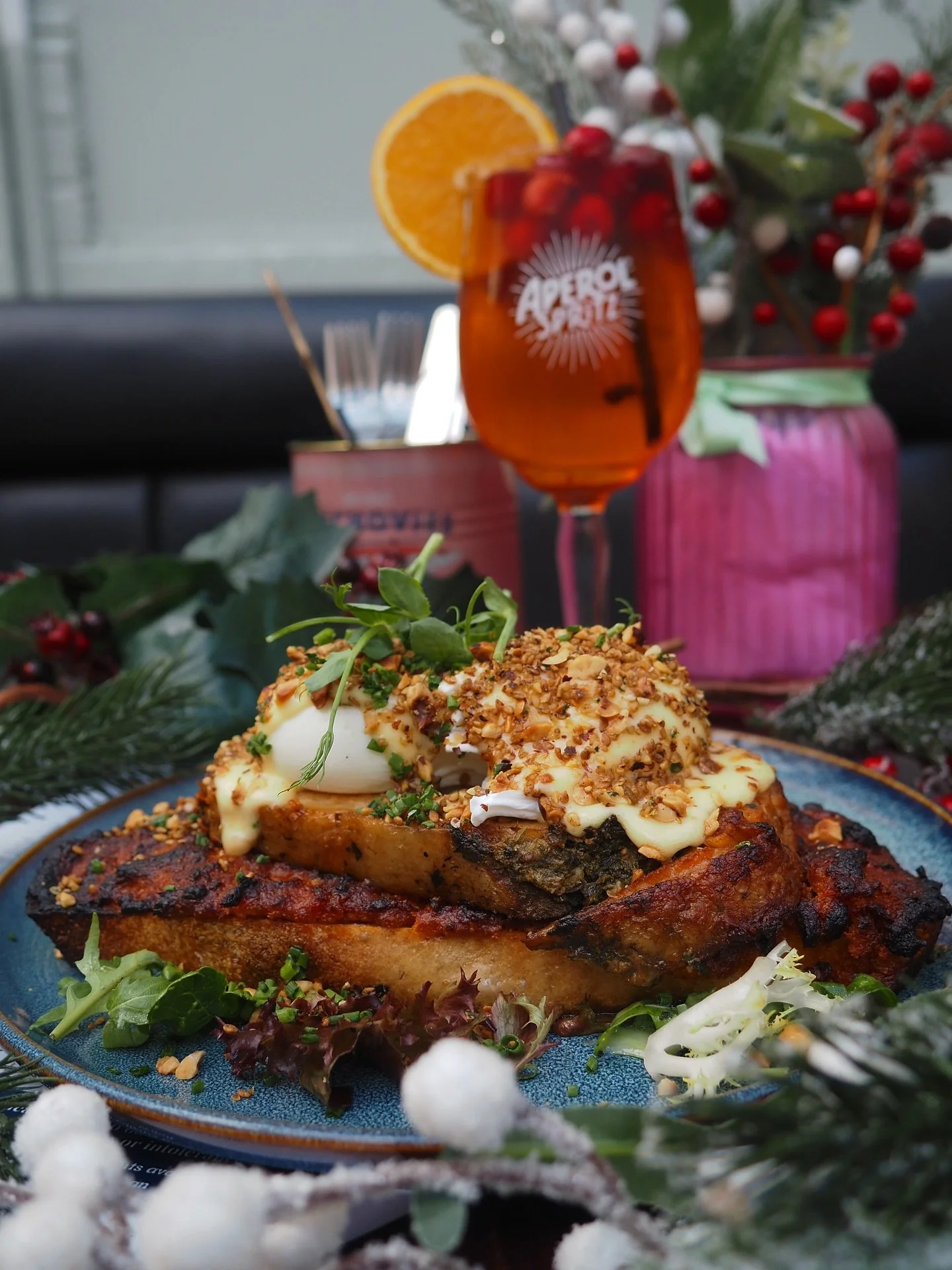 Festive specials have arrived at Merchant City! 🎄✨

🍖 Porchetta Alla Festiva
Sourdough Toast Served with a Romesco Sauce, Xmas Porchetta with fennel &amp; Garlic topped with Poached Eggs, Brown Butter Hollandaise and Finished with a sprinkle of Ita
