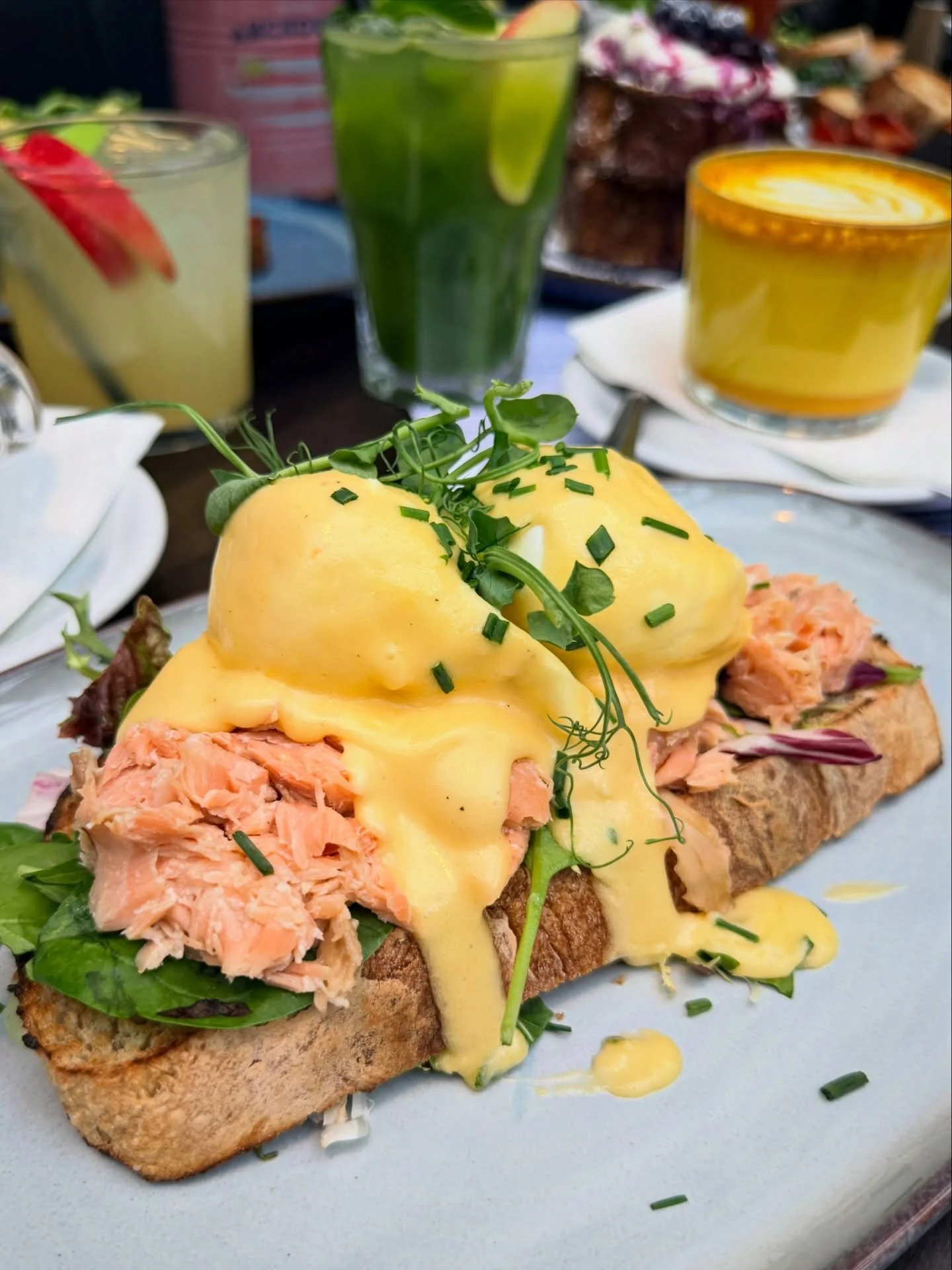 Thursday called!! It wants brunch ☎️🍳

because you&rsquo;ve made it to the end of the week (almost 👀), you deserve a little something special.

We&rsquo;ve got all the classics flowing - so no sad desk lunches here!
👑 Eggs Royale
🥓The Meaty

See 