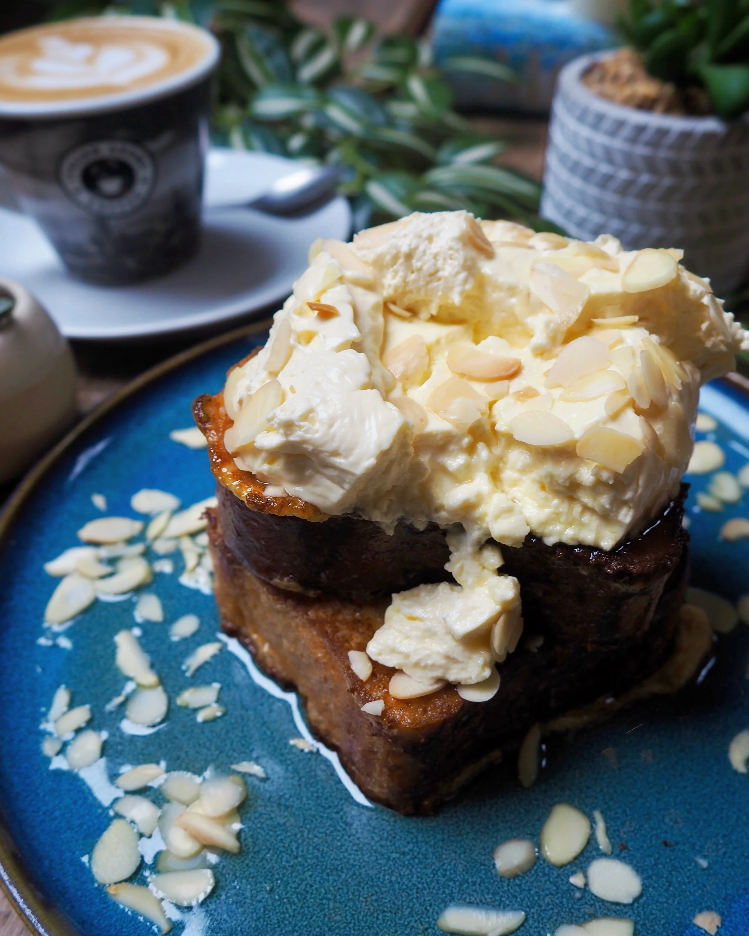 When life gives ya lemons
..MAKE FRENCH TOAST! 👀🍋

Limoncello mascarpone cream, lemon &amp; honey syrup, toasted almonds - basically you can have the sunshine on your plate no matte what the weather is throwing at us! ☀️🌧️

Get it while ya can - h