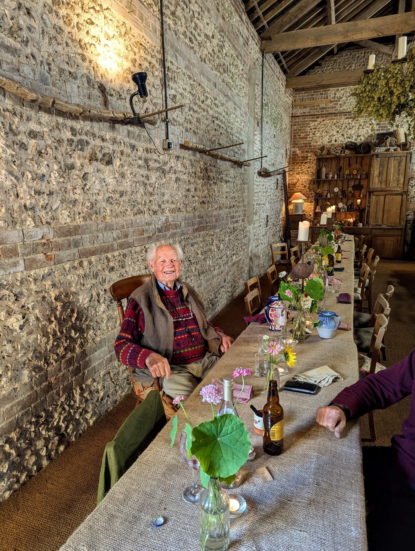 FEAST SUNDAY LUNCH 24TH SEPTEMBER

Last to leave my 92 year old Gran'f (The Guv'nor), some things never change...

Thank you to all who came along, to Annabel and Em for helping out, and to @theveglady a @nuthatchflowers for their vegetables and flow