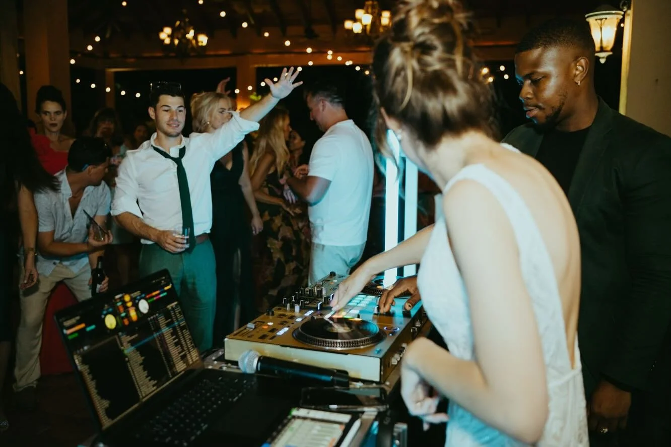The bride taking over for a 5 min set for her own reception? Why not? 🤷🏾&zwj;♂️😂. @suzallday @islandblissweddings @villabotanicavi 

📸 by @usviphotographer
