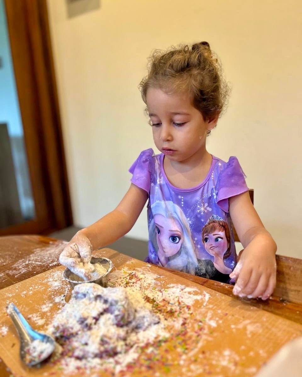 💜 Playdough Creations 💕

Playdough is one of the children&rsquo;s absolute favourite activities and it&rsquo;s easy to see why! With just their hands and imagination, they can shape, roll, squash, and create endless designs.

This simple, sensory a