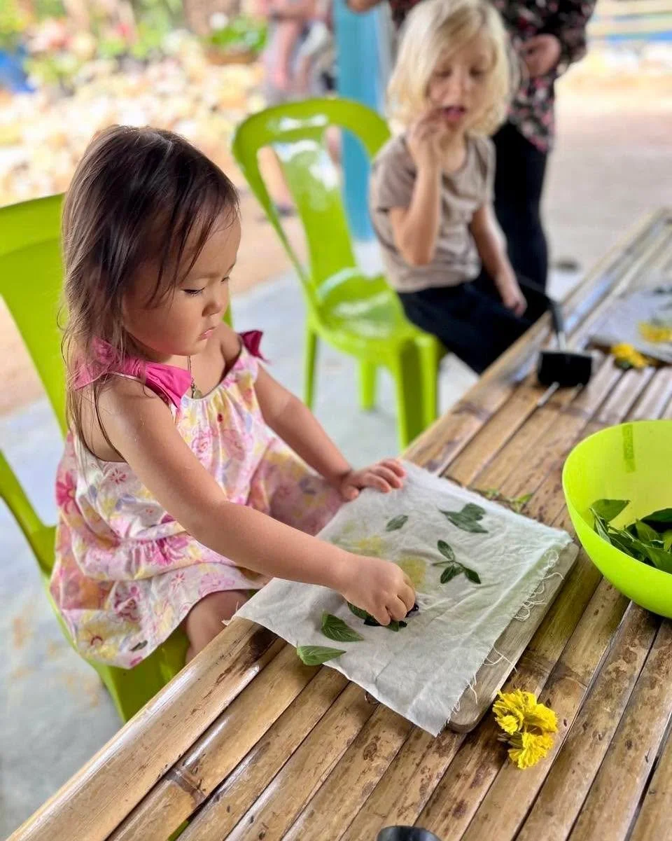 🌼 Flower Pounding 🌿

Today, the children enjoyed a beautiful nature-based art activity at Raitiaviset Organic Farm. Using white fabric, yellow and purple flowers, and green leaves prepared for them, the children gently pounded the plants to transfe