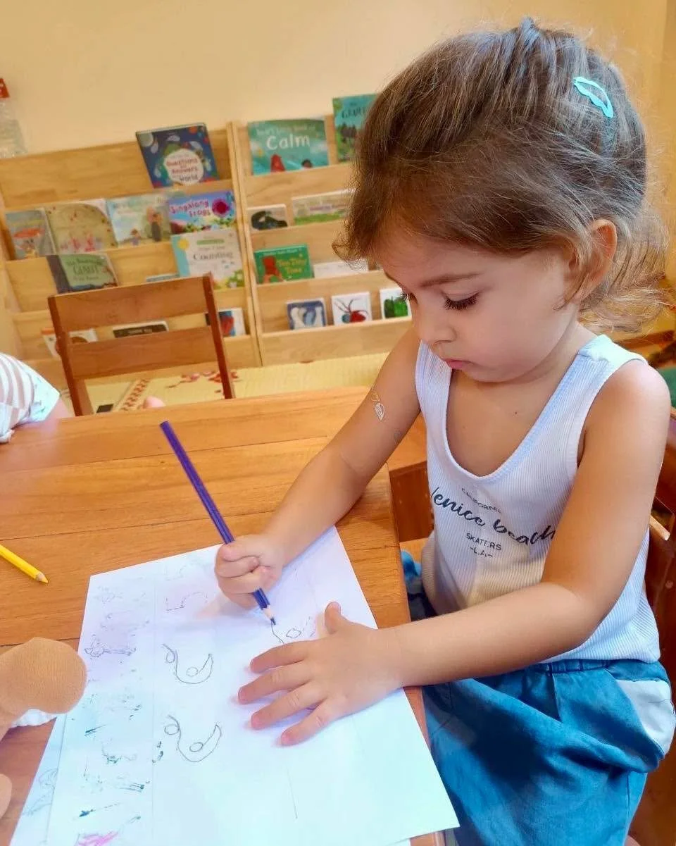 ✏️ Learning Number Five 5️⃣

Today, the children practised tracing the number 5 and the Thai numeral ๕ along dotted lines. Through careful hand movements, they learned to recognise and write both number forms with growing confidence.

This gentle pre