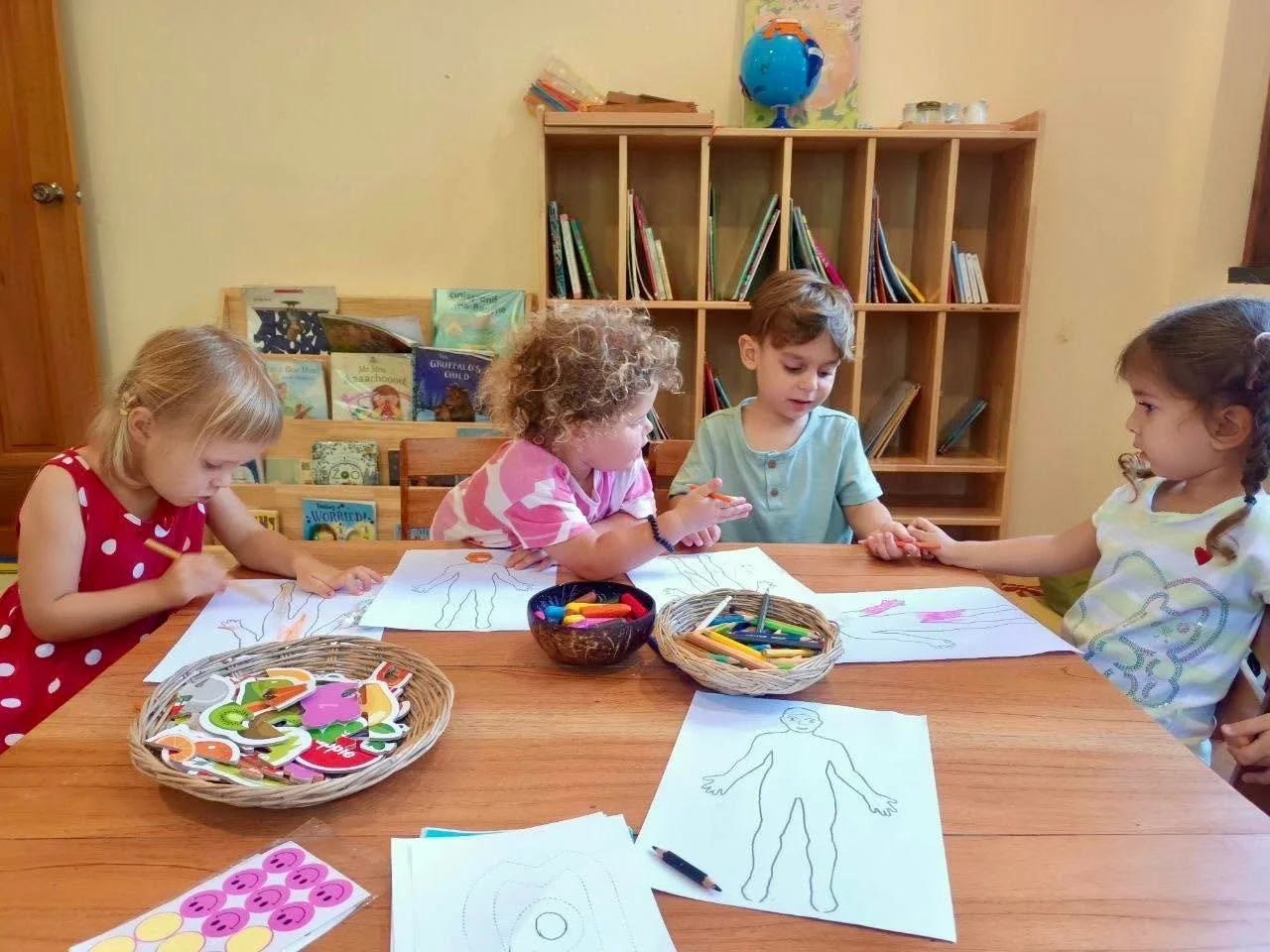 🎨 Exploring the Thai Letter [ ฅ ] (Kho Khon) ✂️

Today, the children learned the Thai consonant [ ฅ ] (Kho Khon) through a creative cut-and-paste activity. First, they coloured the letter ฅ. On a separate sheet, they coloured a picture of a person. 