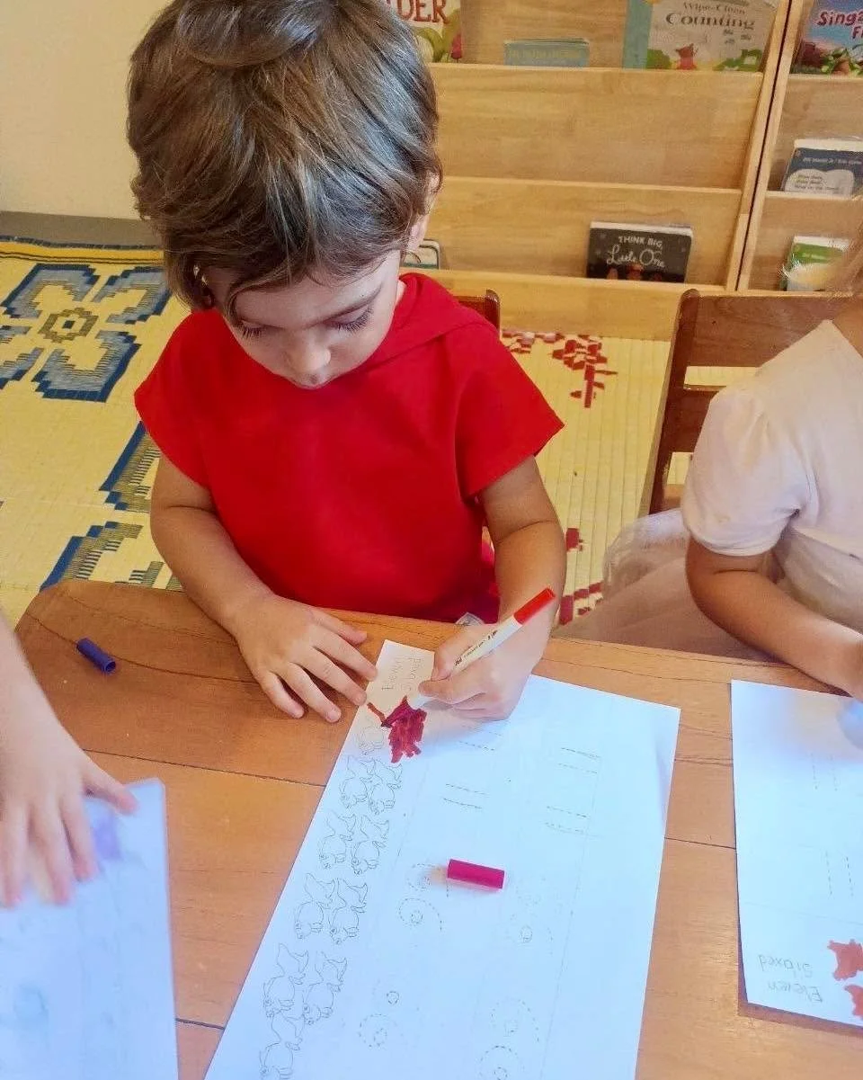 🔢✏️ Learning Number 1️⃣1️⃣ and ๑๑ 

Today, the children learned to recognise and practise the number ( 11 )and the Thai numeral ( ๑๑ ). Through guided activities, they explored how both number forms represent the same value.

This early numeracy act