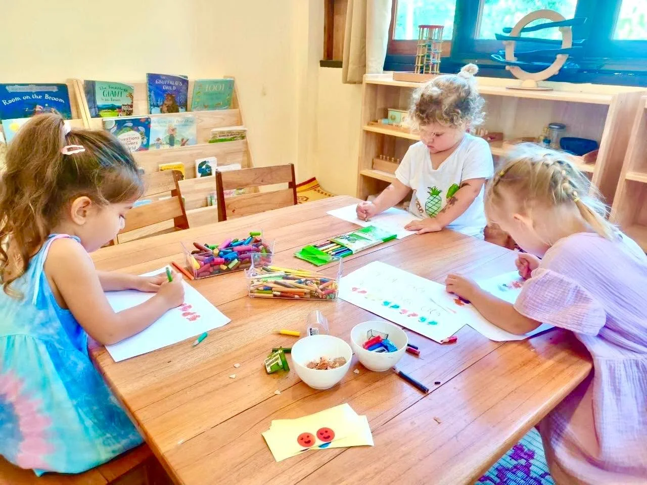 🔢✏️ Tracing Number 10 and ๑๐ 🐊

Today, the children practised tracing the number 10 and the Thai numeral ๑๐ along dotted lines, building confidence in both number forms.

Afterwards, they enjoyed colouring a crocodile, while learning its name in bo