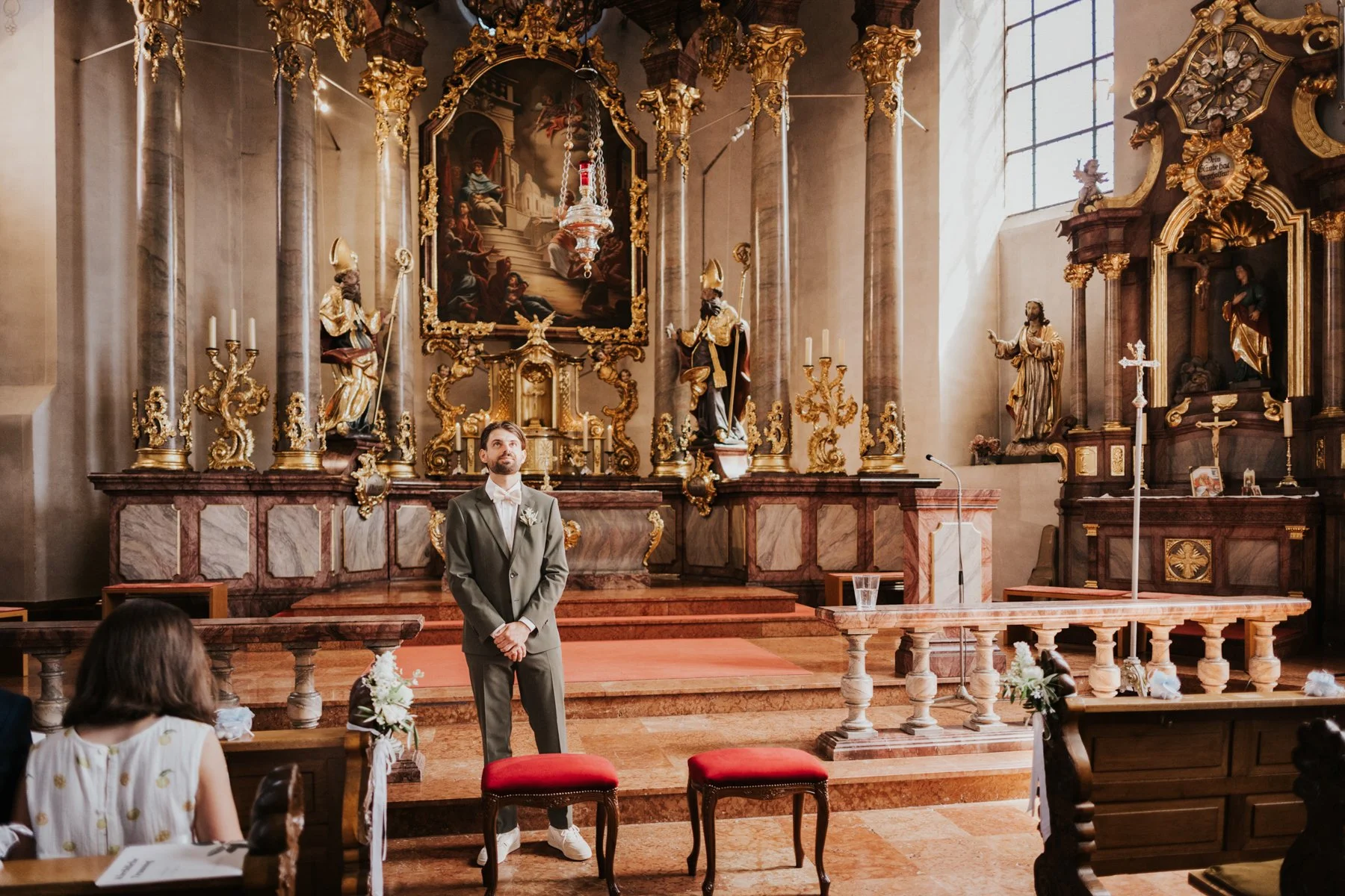 Braeutigam in der Kirche