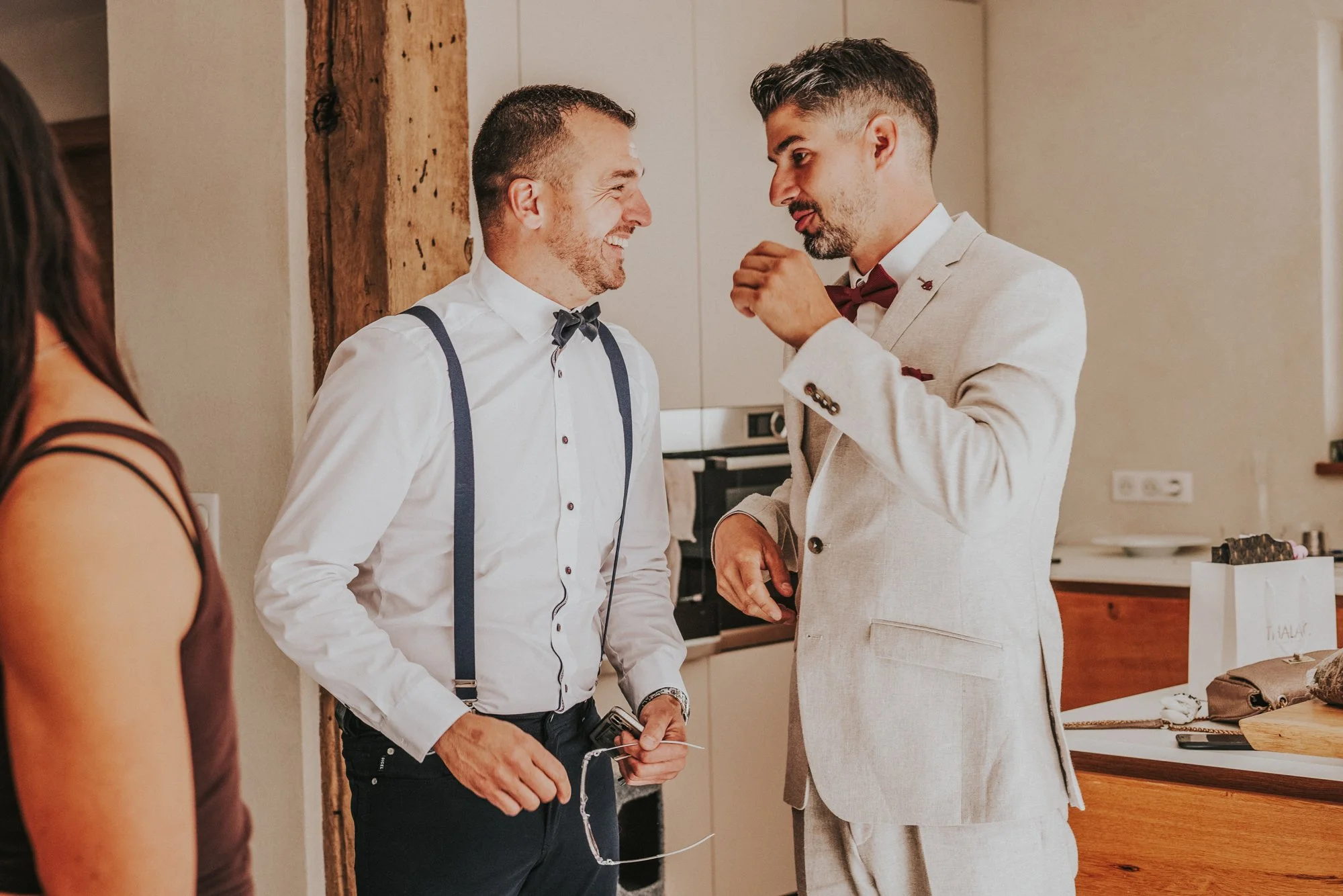 043_Braeutigam im Gespraech-3.jpg