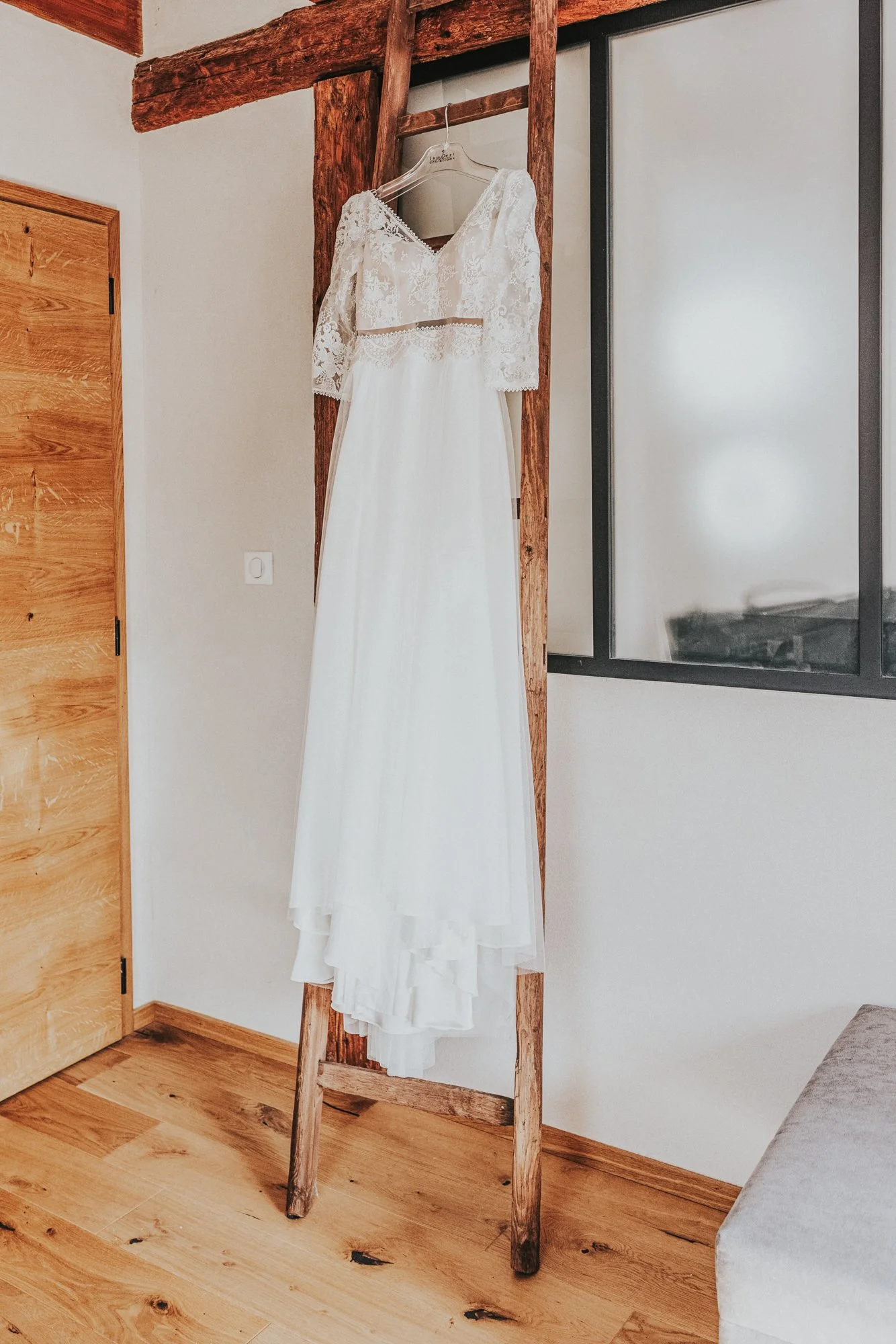 026_Brautkleid haengt an Leiter-1.jpg