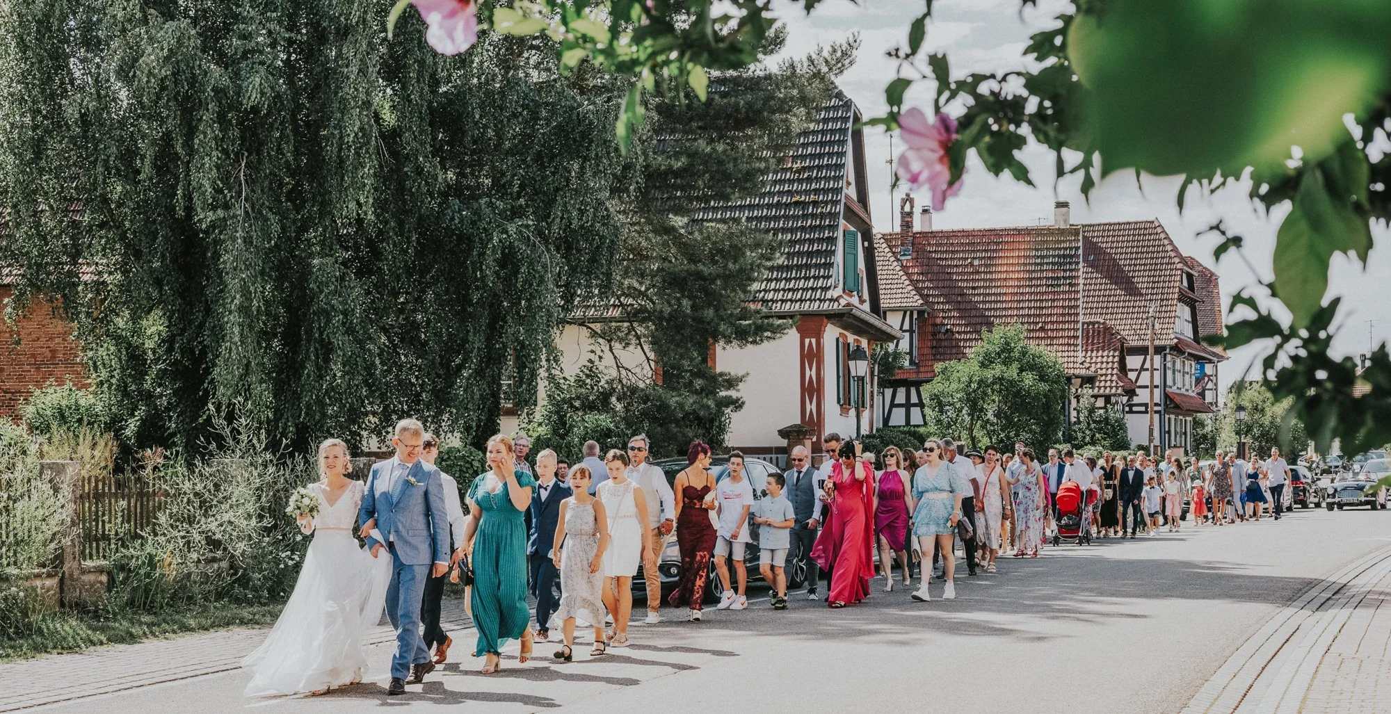 055_hochzeitsgesellschaft auf dem weg zur kirche-1.jpg