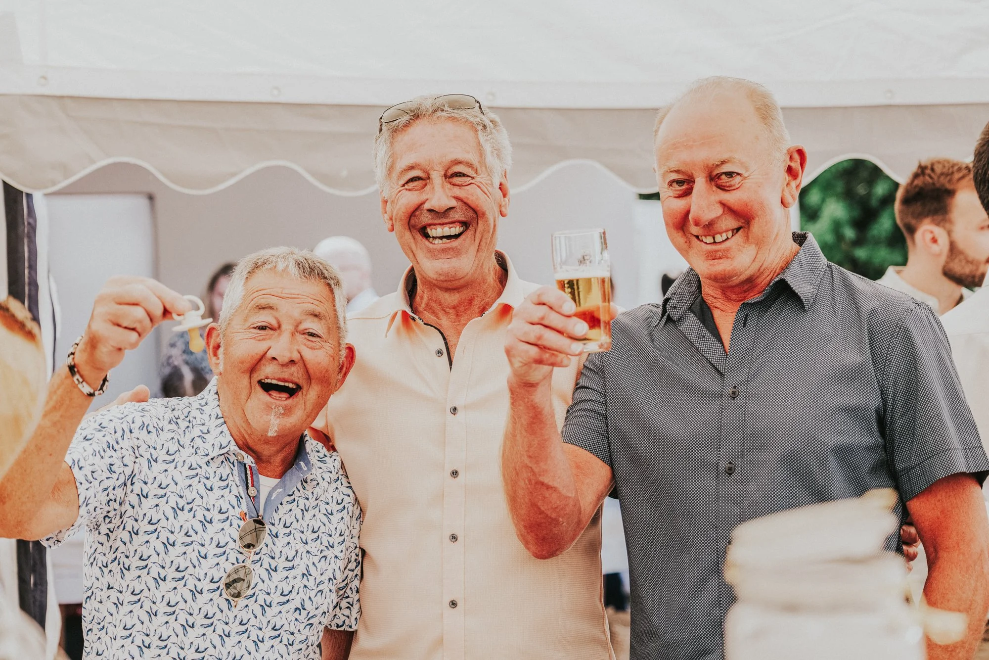 127_hochzeitsgaeste beim Feiern-1.jpg