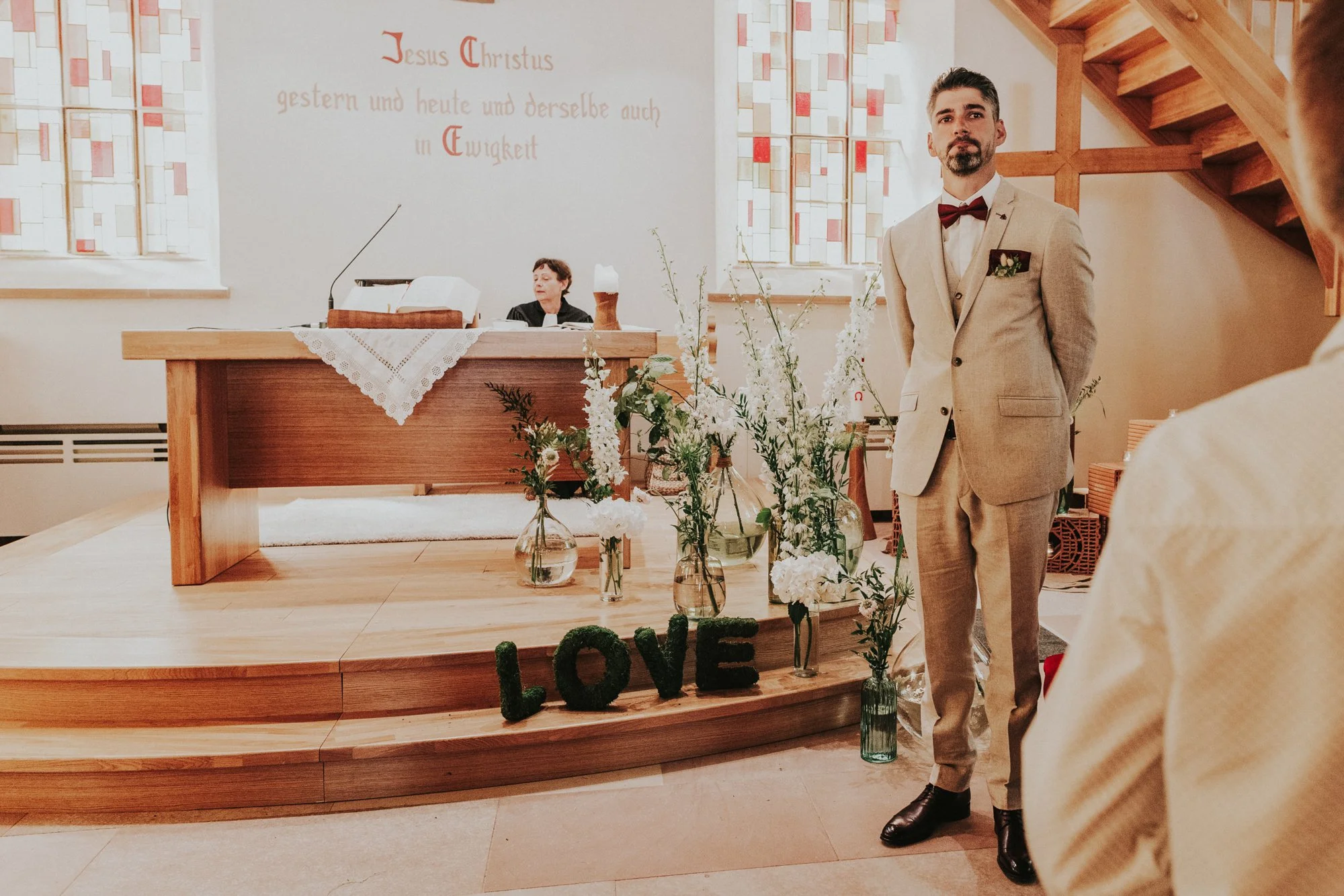 061_braeutigam wartet in der kirche-1.jpg