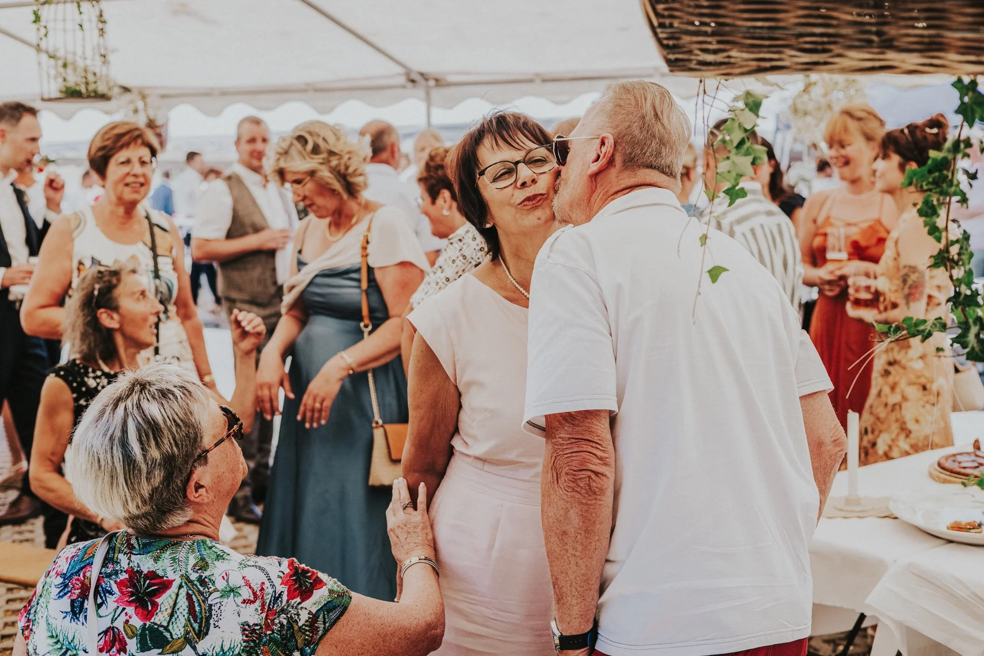 128_hochzeitsgaeste beim Feiern-4.jpg